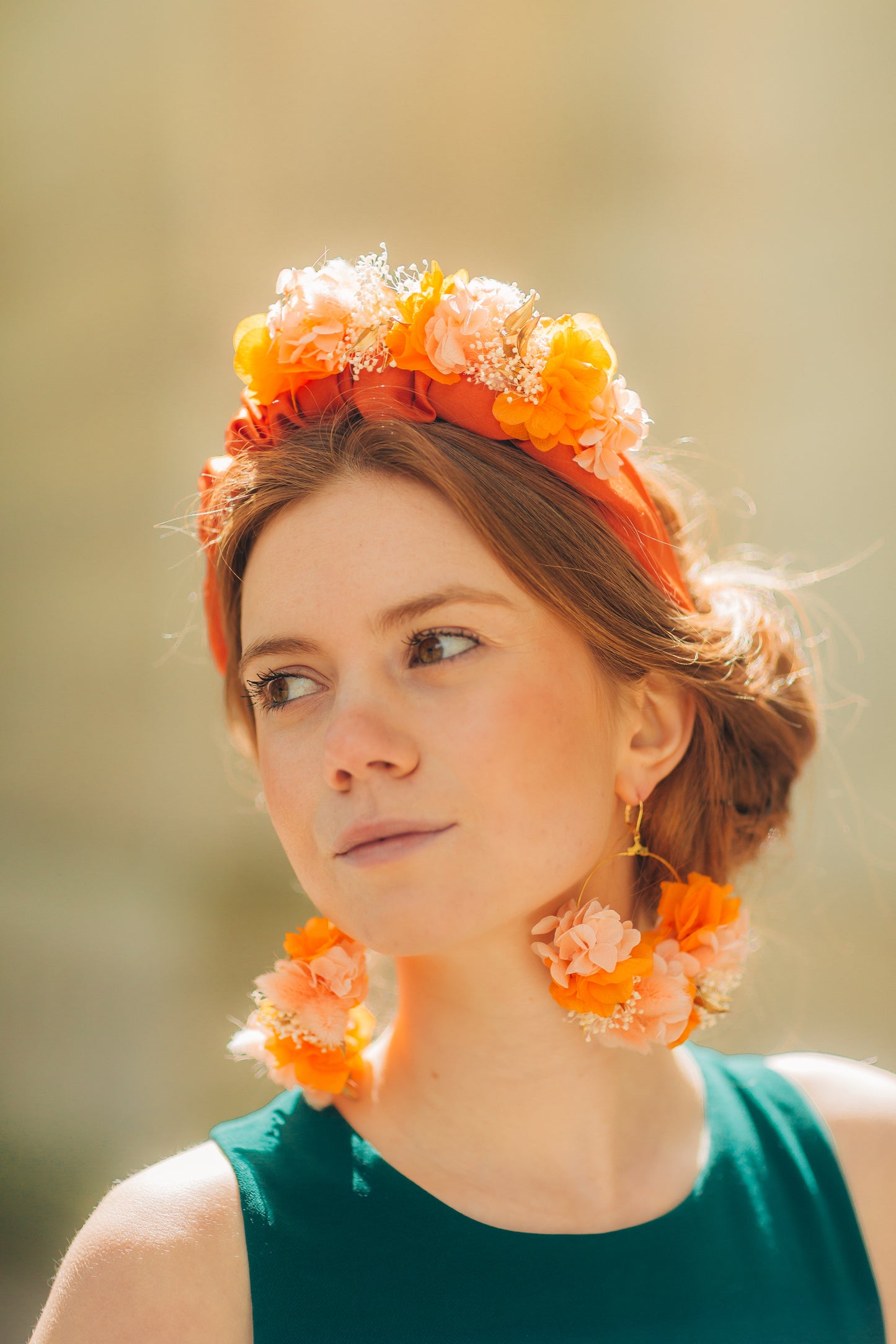 Serre tête en tissu décoré de fleurs stabilisées et colorées