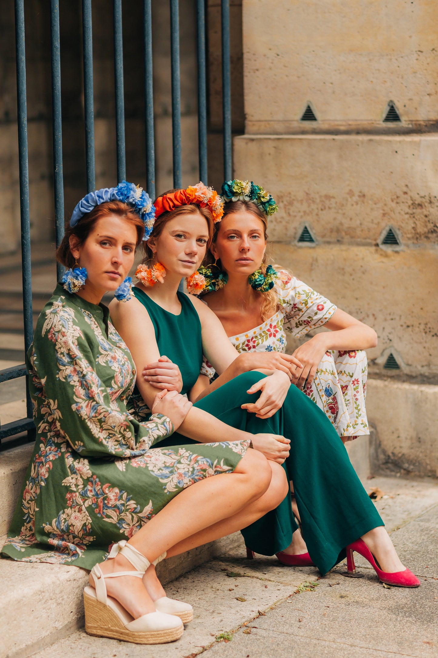 Serre tête en tissu décoré de fleurs stabilisées et colorées