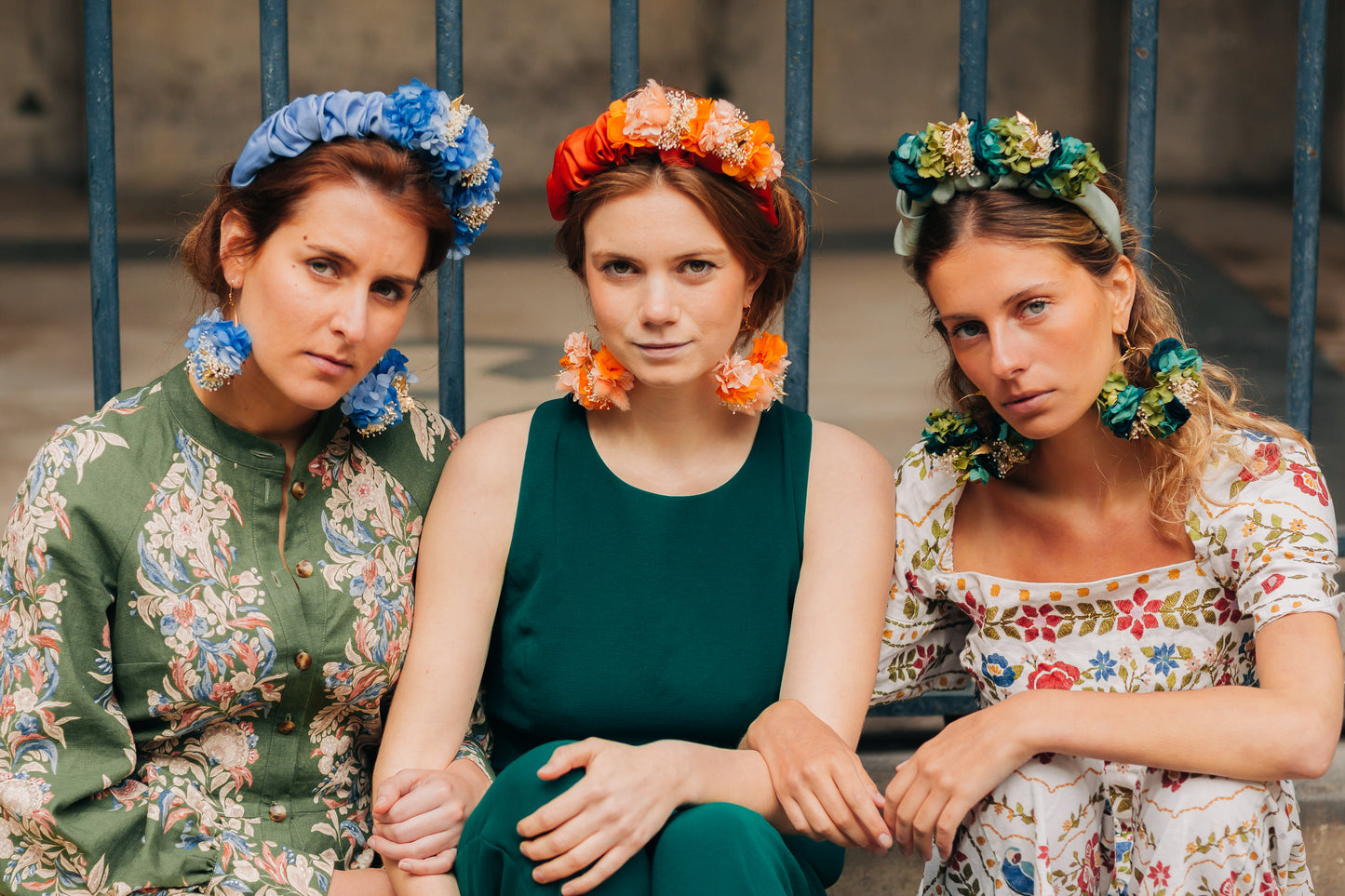 Serre tête en tissu décoré de fleurs stabilisées et colorées
