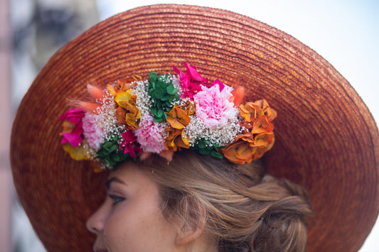 Capeline en paille décorée de fleurs stabilisées