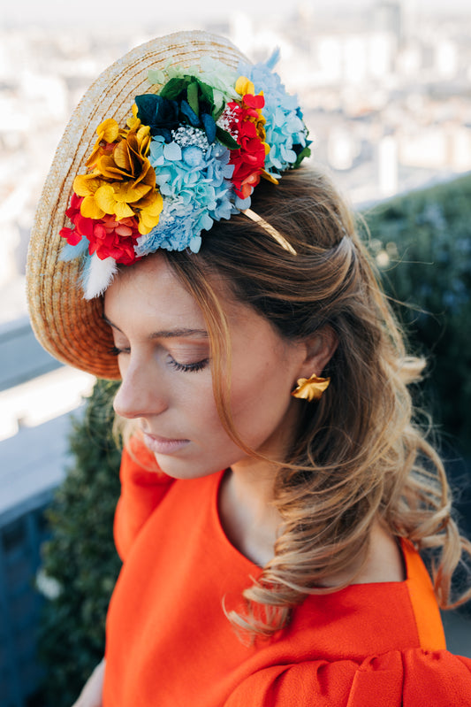 Bibi coloré décoré de fleurs stabilisées invitées