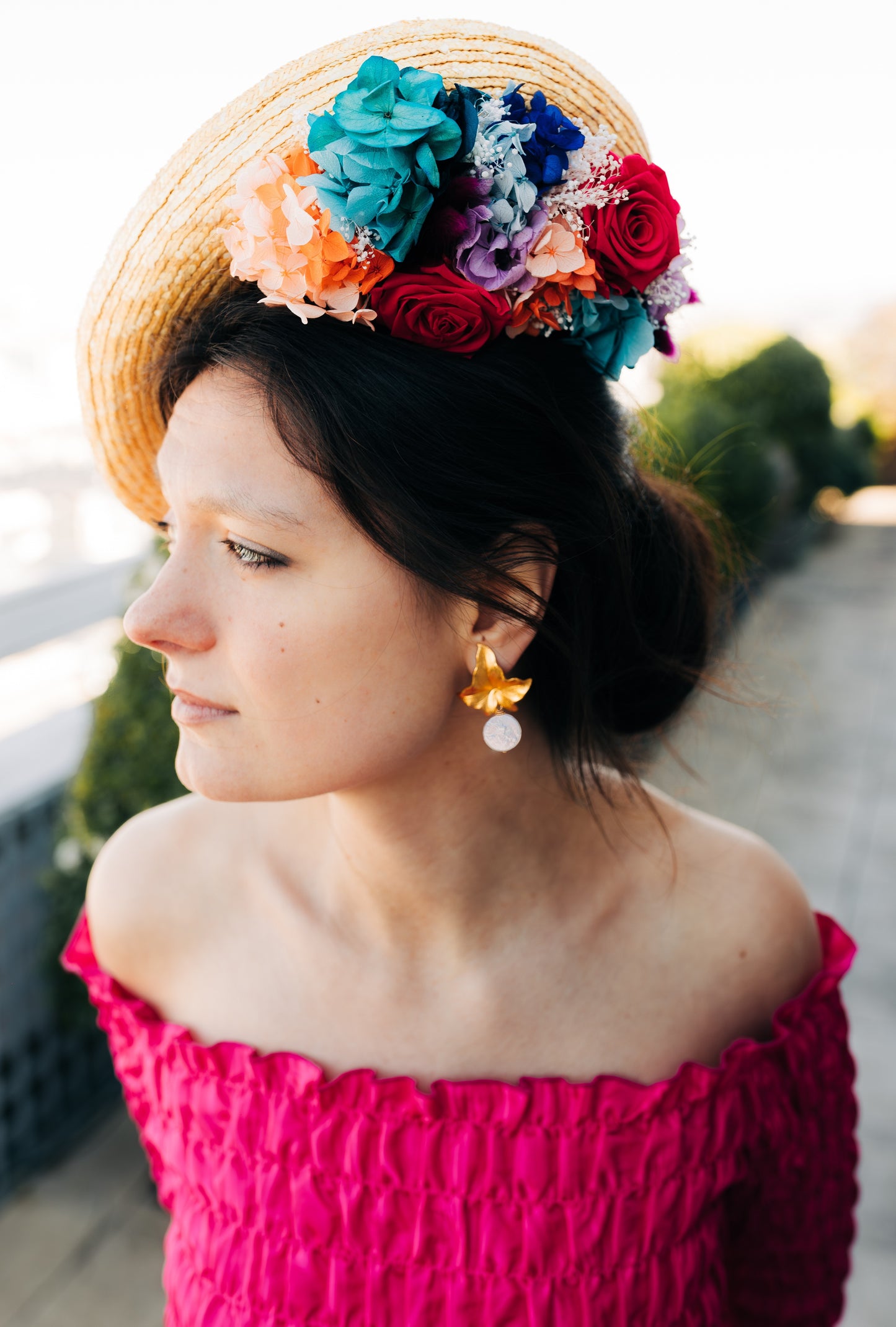 Bibi coloré décoré de fleurs stabilisées invitées