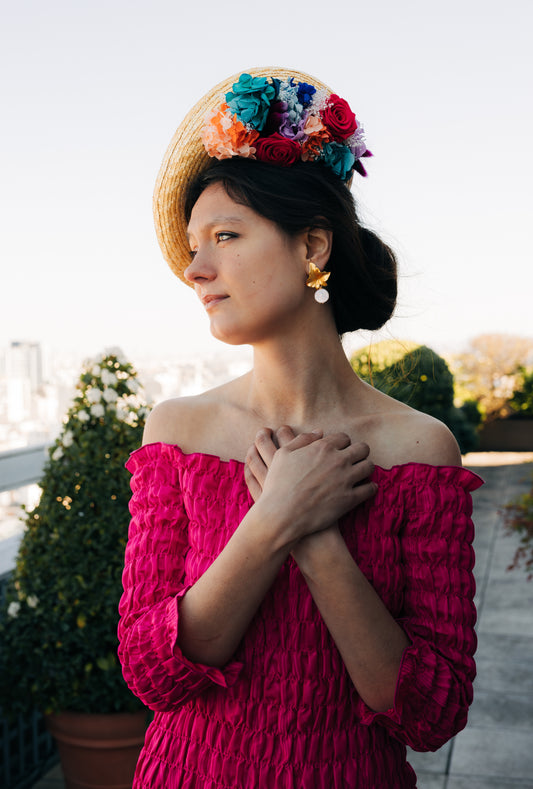 Bibi coloré décoré de fleurs stabilisées invitées