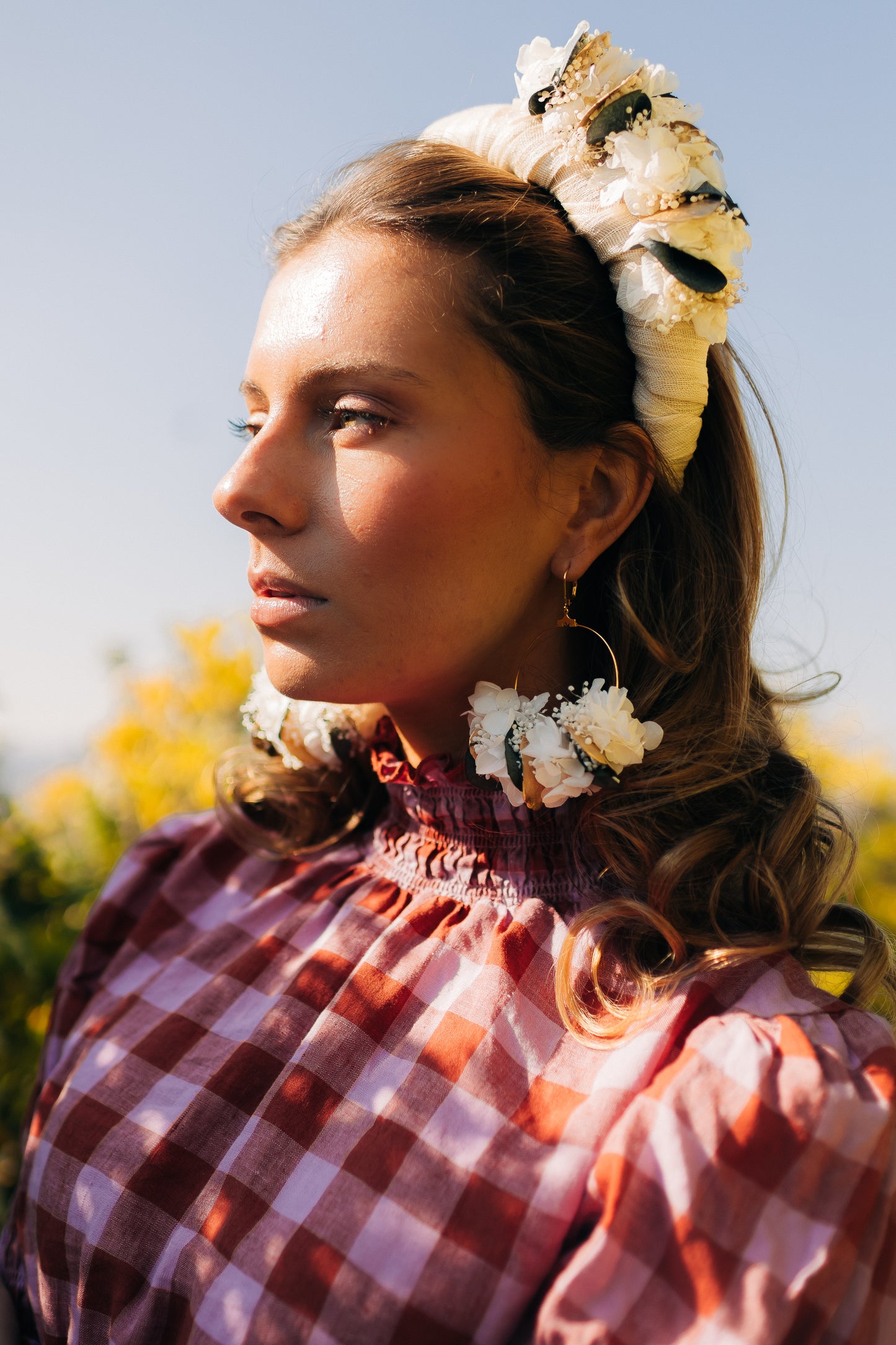 Boucles d'oreilles décorées de fleurs stabilisées