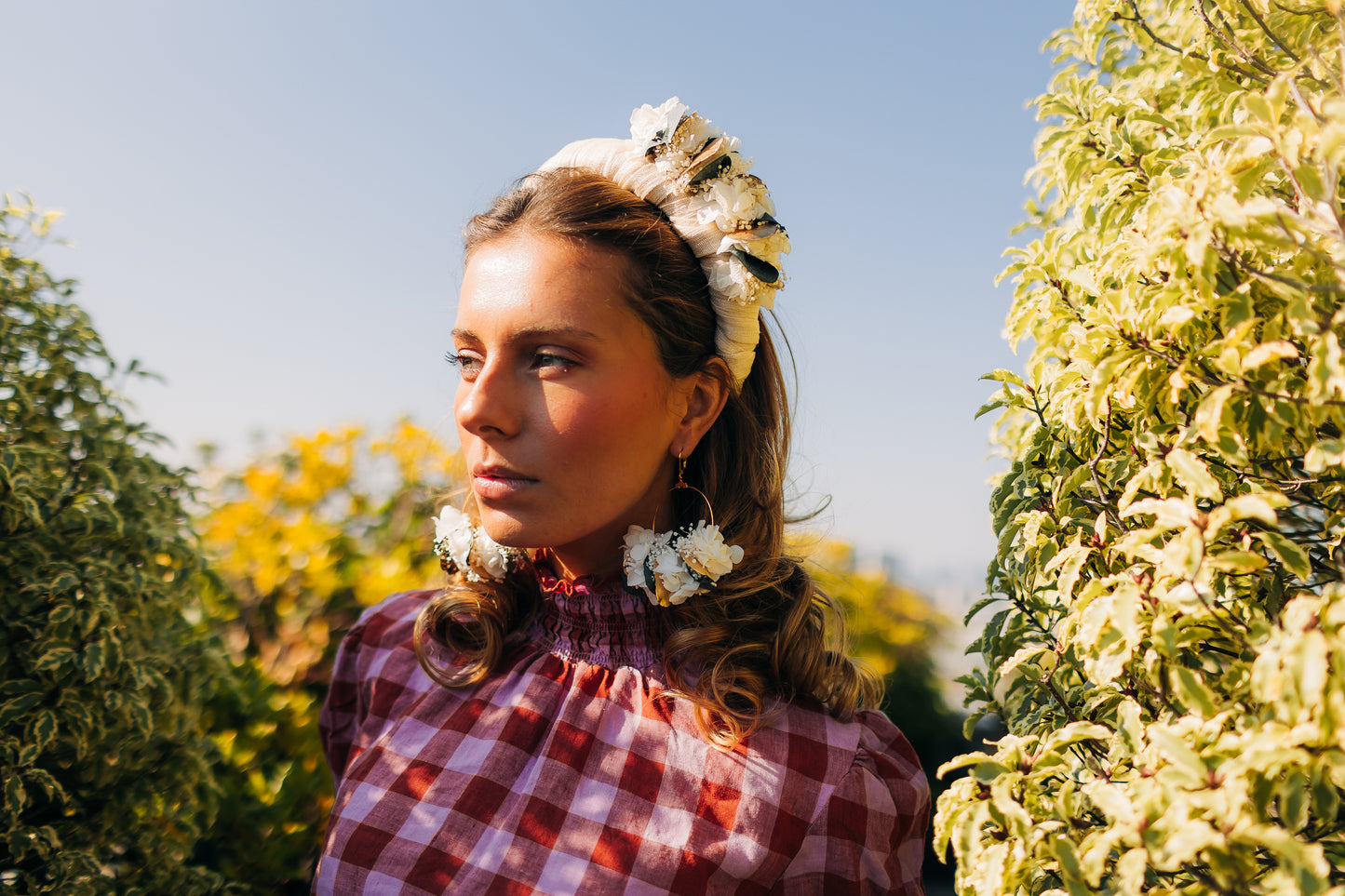 Boucles d'oreilles décorées de fleurs stabilisées