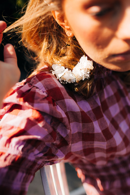 Boucles d'oreilles décorées de fleurs stabilisées