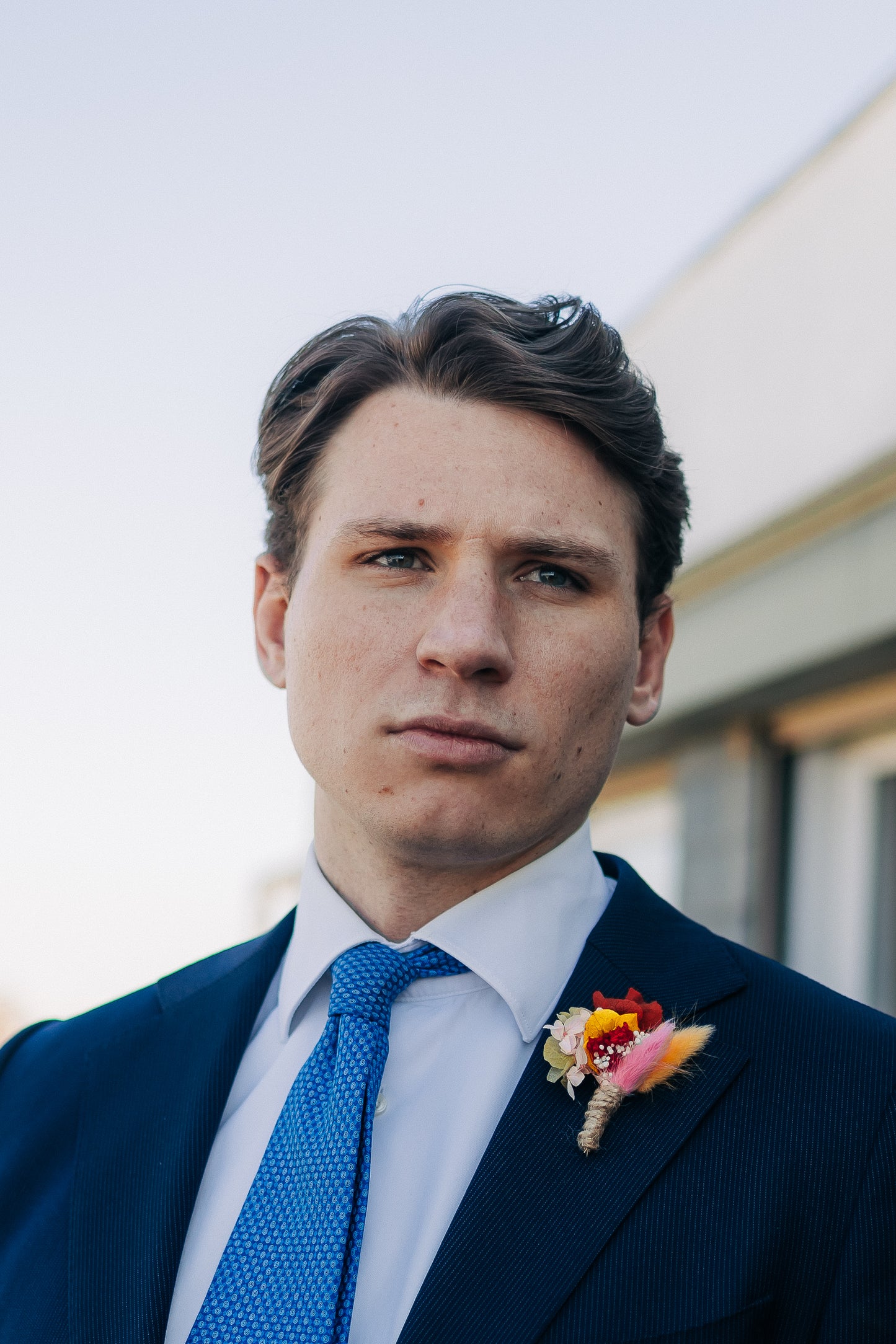 Boutonnière pour homme en fleurs stabilisées