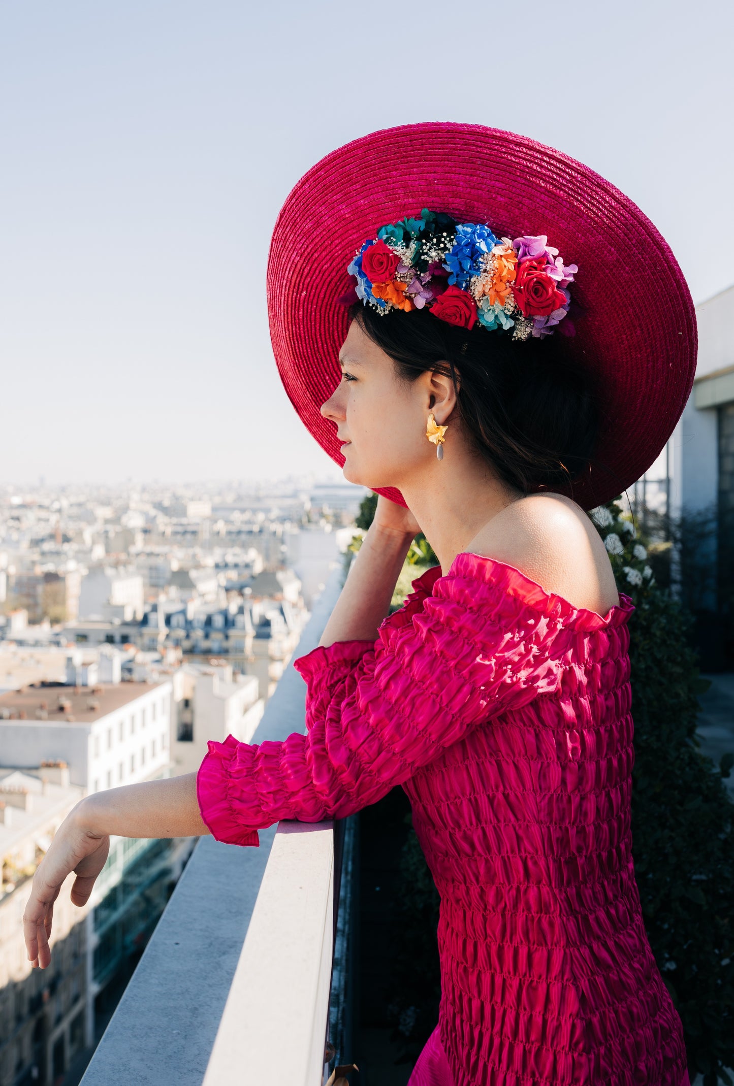 Capeline chapeau incurvée rose fuschia décor en dessous décoré de fleurs colorées
