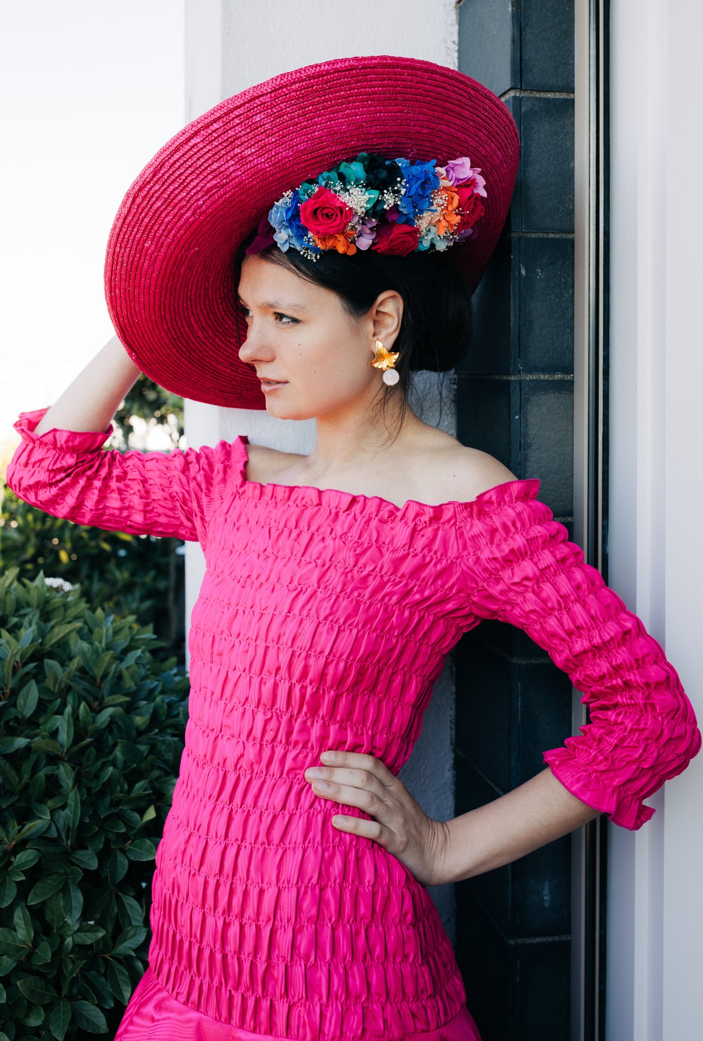 Capeline chapeau incurvée rose fuschia décor en dessous décoré de fleurs colorées