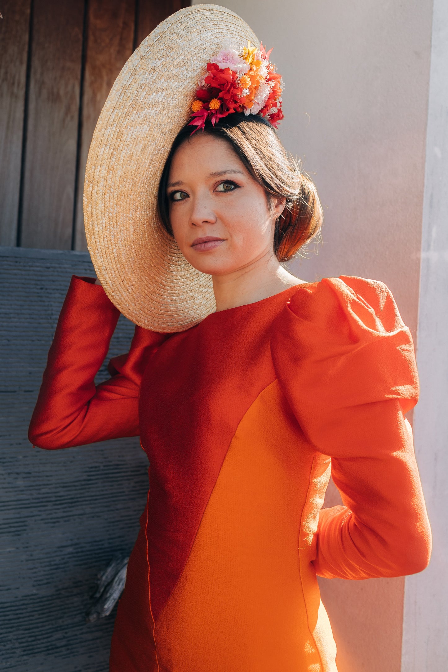 Capeline chapeau incurvée nature décorée de fleurs stabilisées invitées