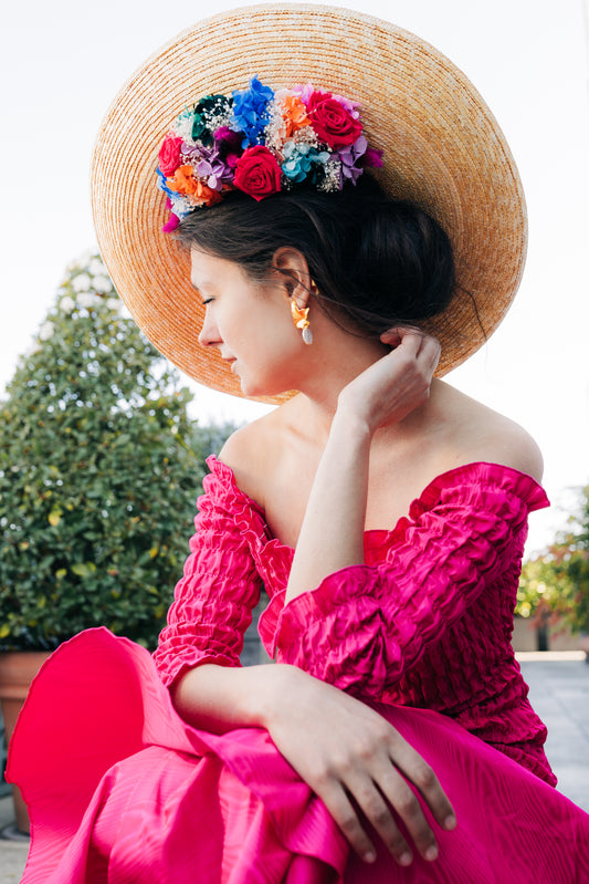 Capeline chapeau incurvée nature au décor placé en dessous décoré de fleurs stabilisées