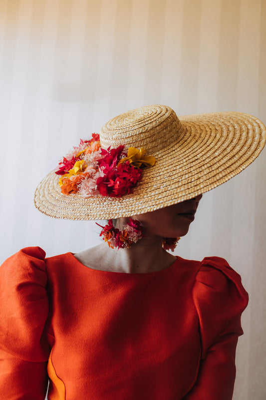 Capeline chapeau plate nature décorée de fleurs stabilisées