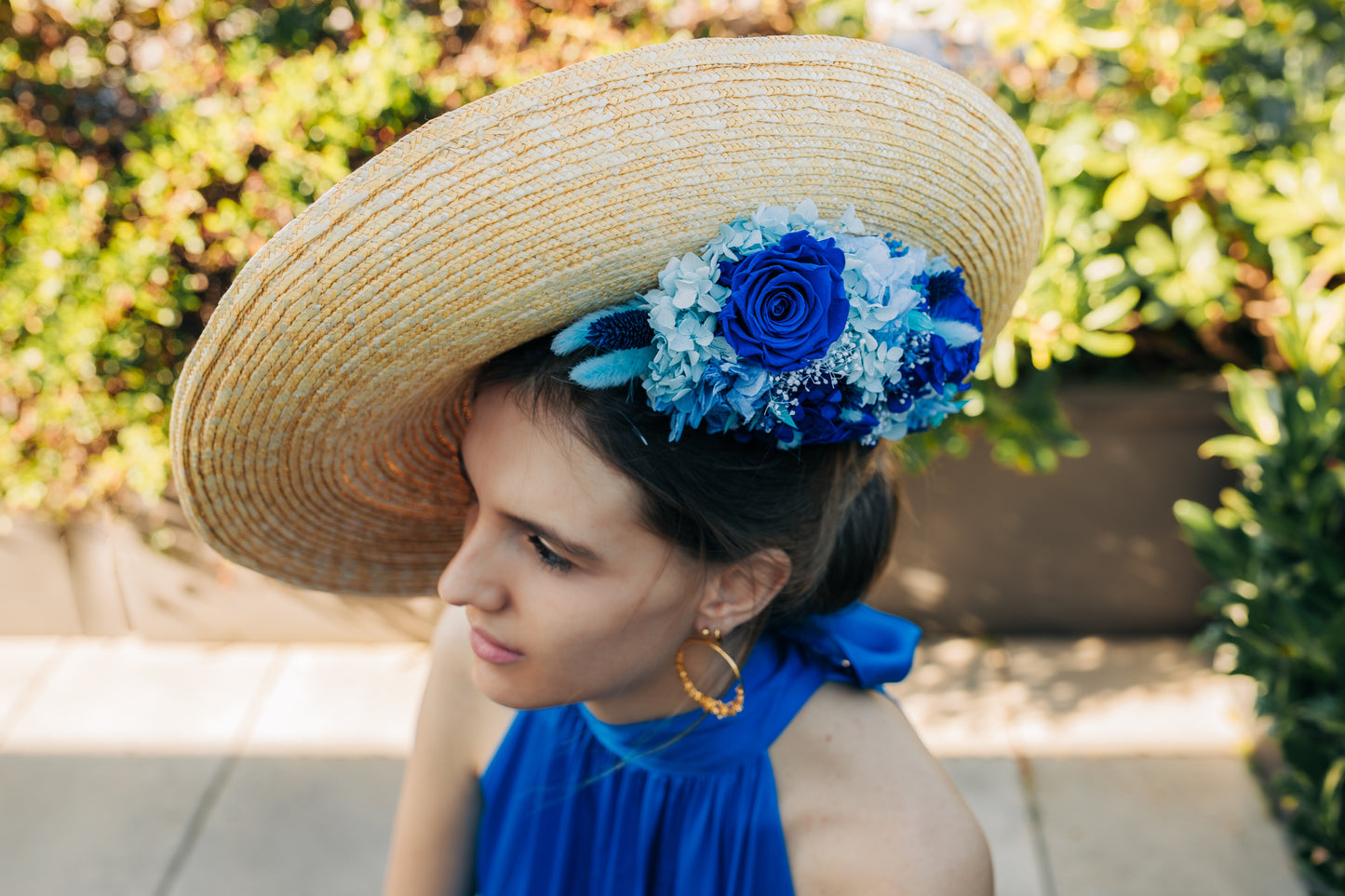 Capeline incurvée décorée en dessous de fleurs stabilisées