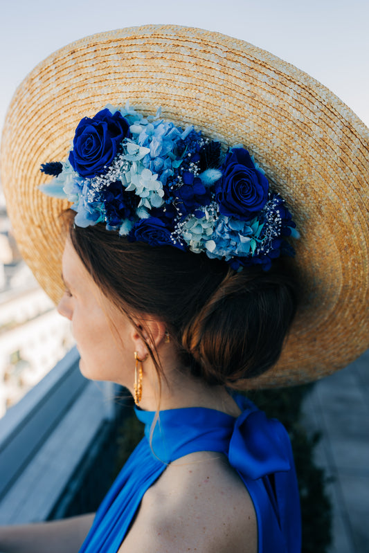 Capeline incurvée décorée en dessous de fleurs stabilisées