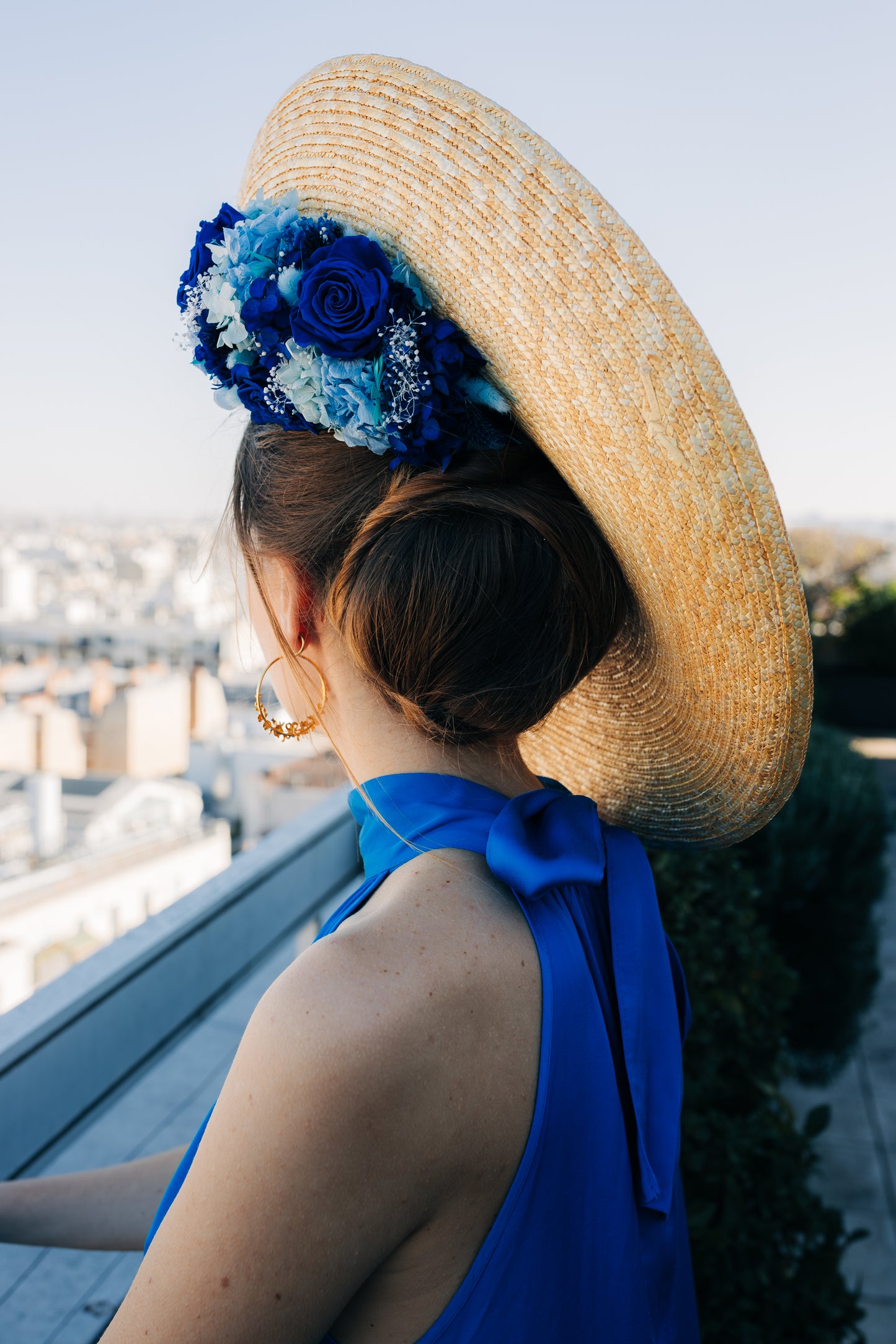 Capeline incurvée décorée en dessous de fleurs stabilisées