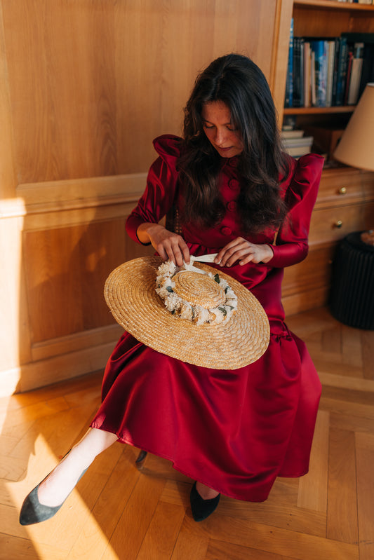 Capeline en paille nature décorée d'une couronne amovible de fleurs stabilisées