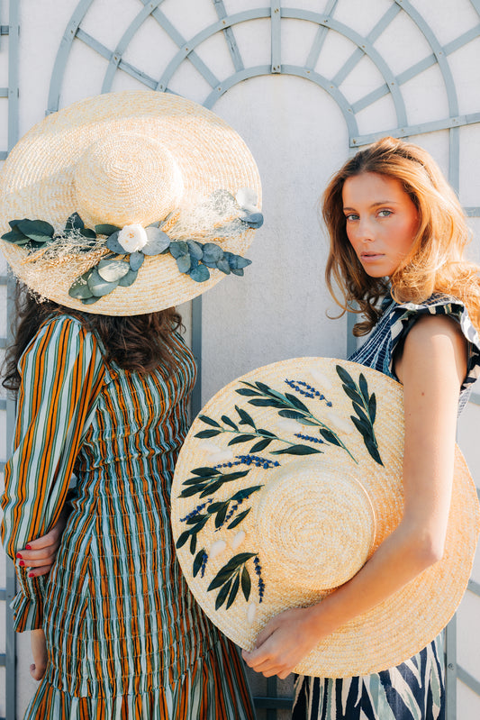 Capeline en paille nature décorée d'eucalyptus et d'une rose blanche, invitée