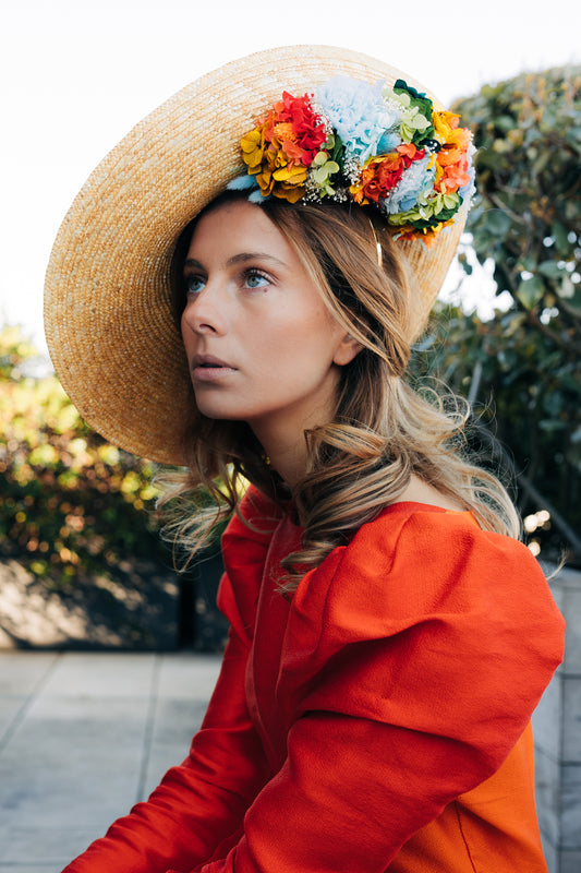 Capeline chapeau incurvée nature Derain décoré de fleurs stabilisées positionnées en dessous