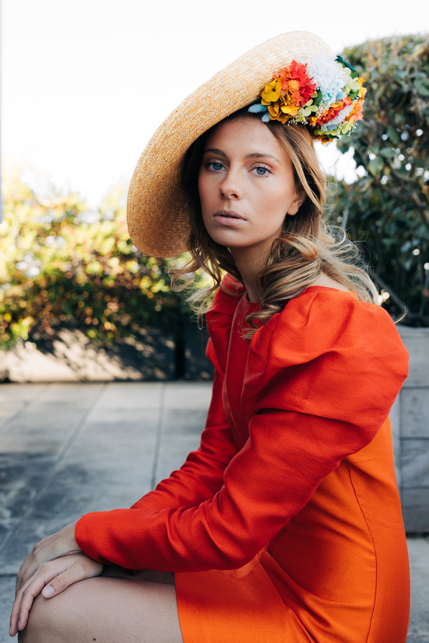 Capeline chapeau incurvée nature Derain décoré de fleurs stabilisées positionnées en dessous