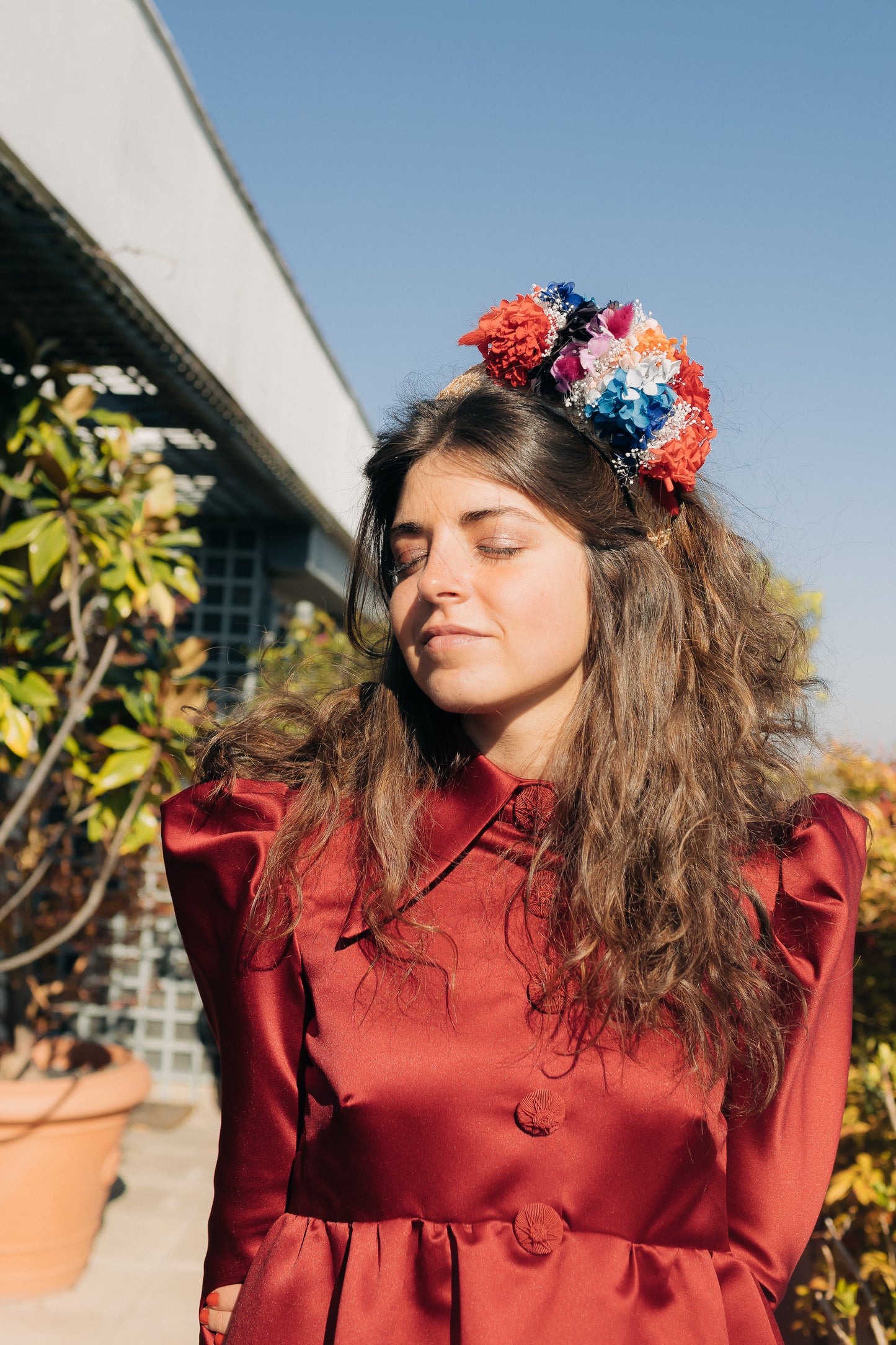 Gros serre tête en sinamay décoré de fleurs stabilisées