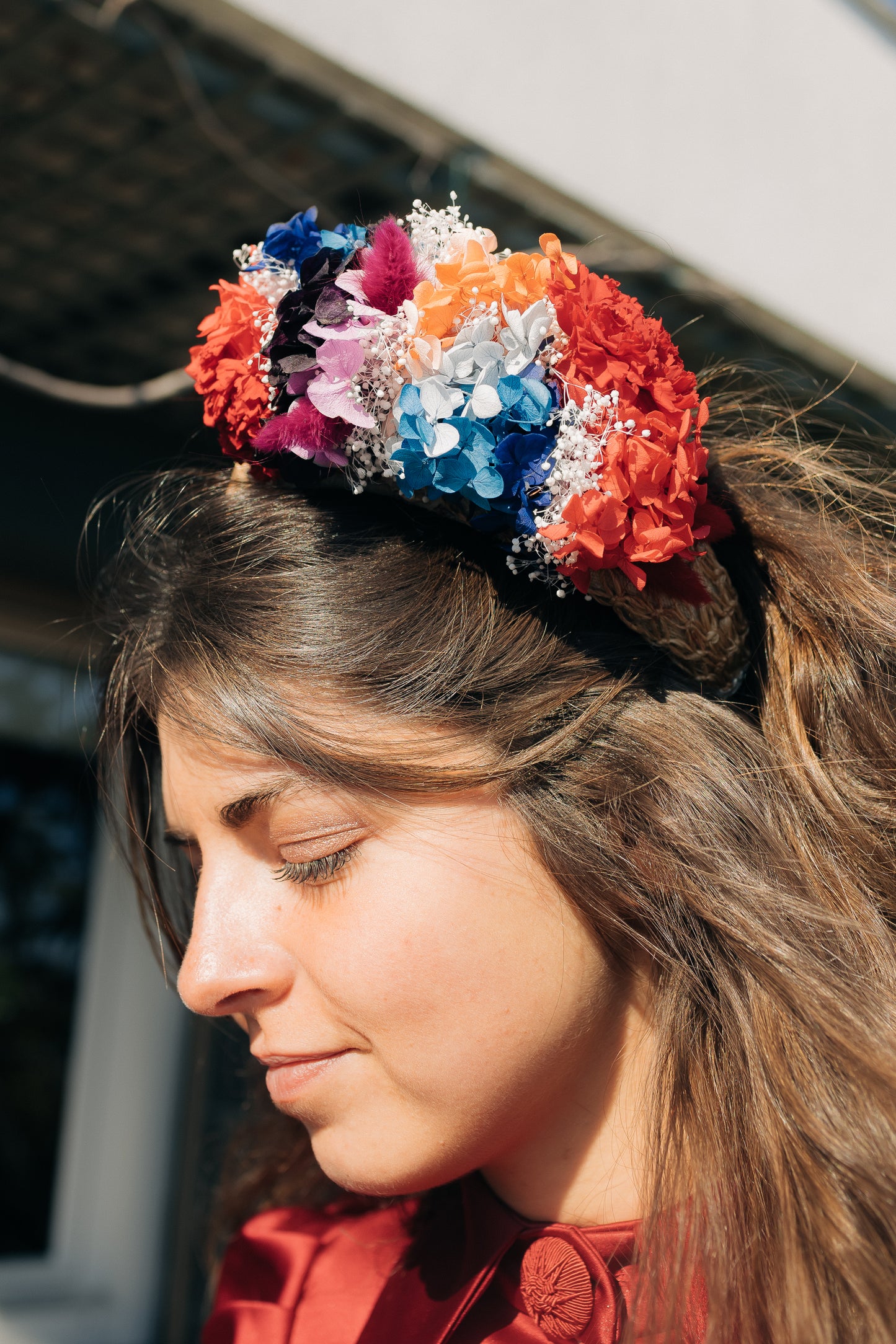 Gros serre tête en sinamay décoré de fleurs stabilisées