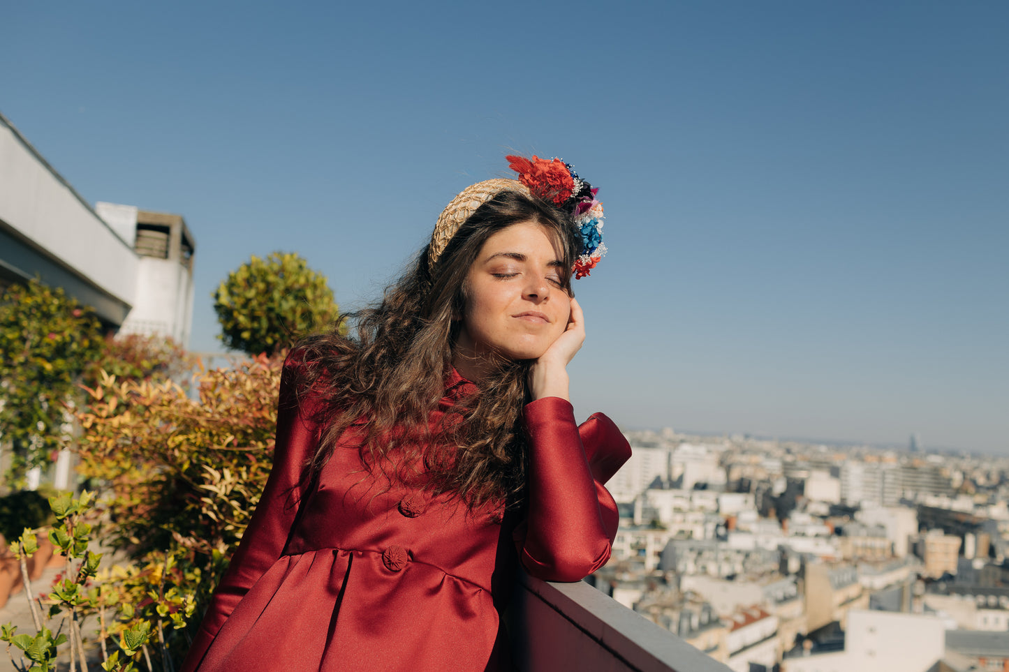 Gros serre tête en sinamay décoré de fleurs stabilisées