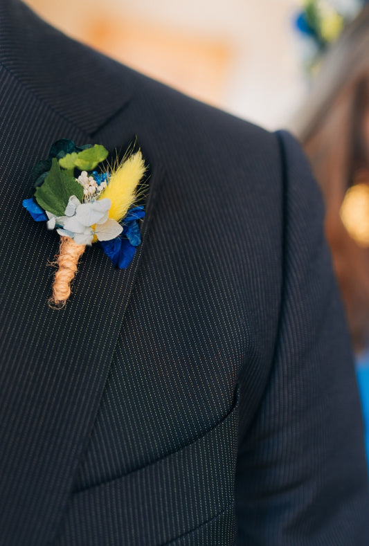 Boutonnière en fleurs stabilisées pour homme témoins ou marié