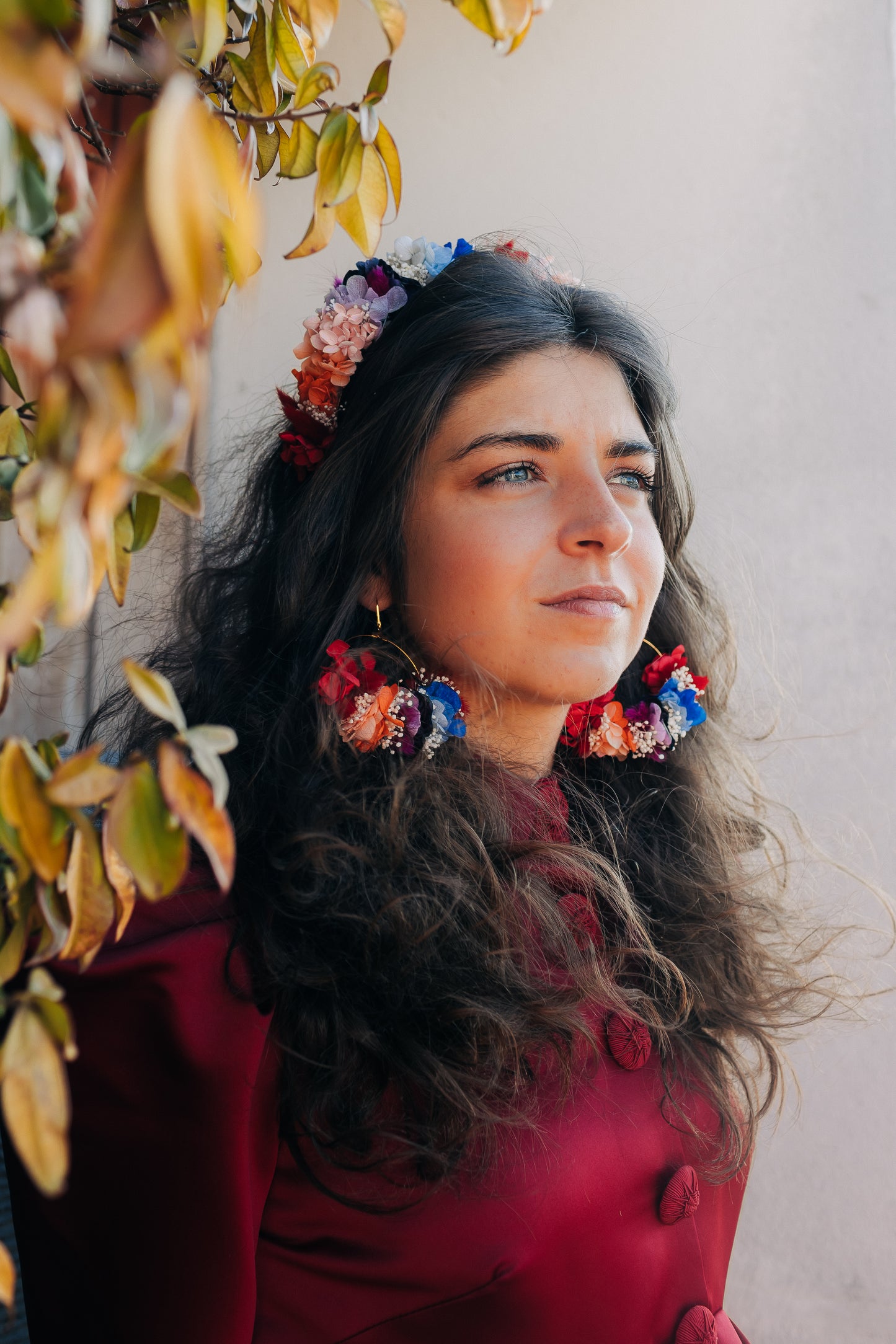 Petit serre tête Matisse décoré de fleurs stabilisées invitées