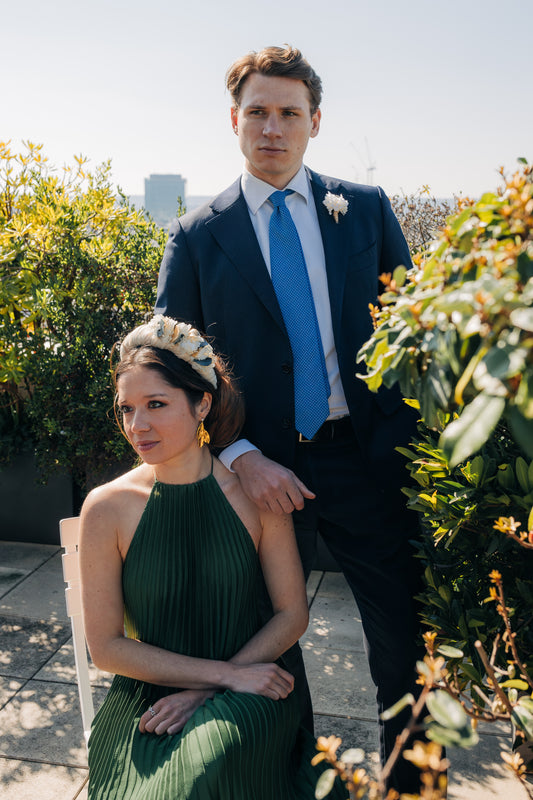 Serre tête en tissu blanc décoré de fleurs stabilisées