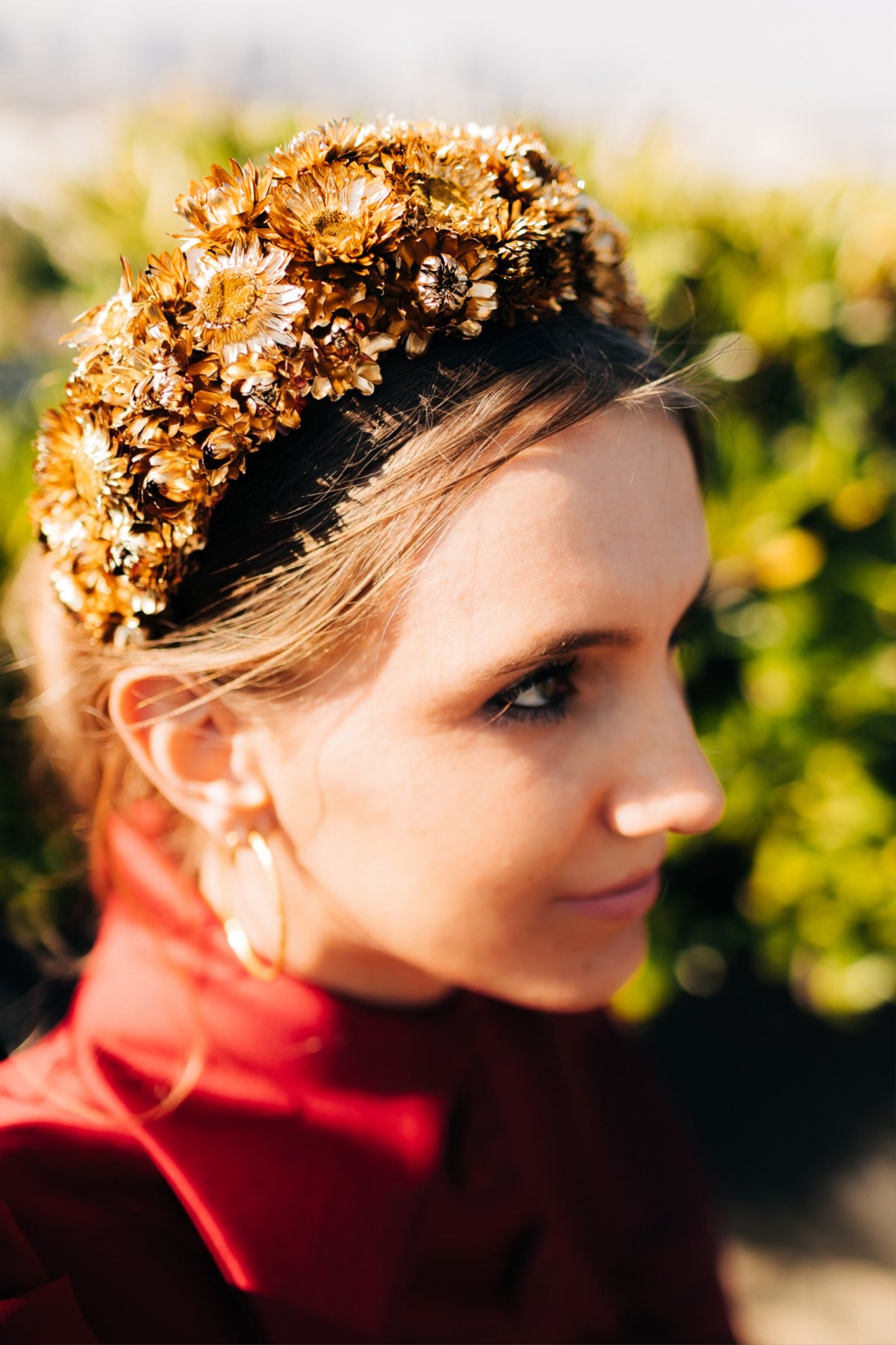 Serre tête de fleurs dorée