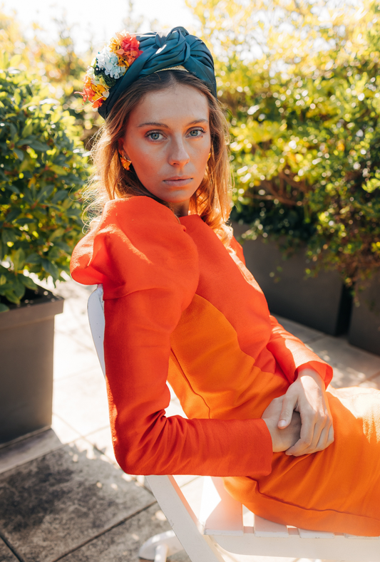 Turban Derain décoré d'une soie verte et de fleurs stabilisées