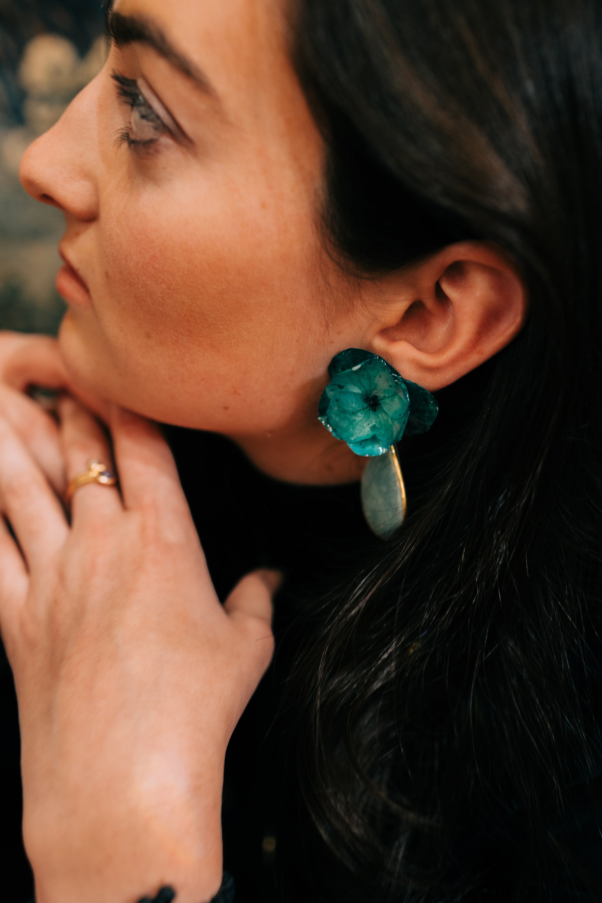 Boucles d’oreilles colorées en fleurs cristallisées montée d’une pierre semi-précieuse, personnalisables pour oreilles percées ou à clips. 
