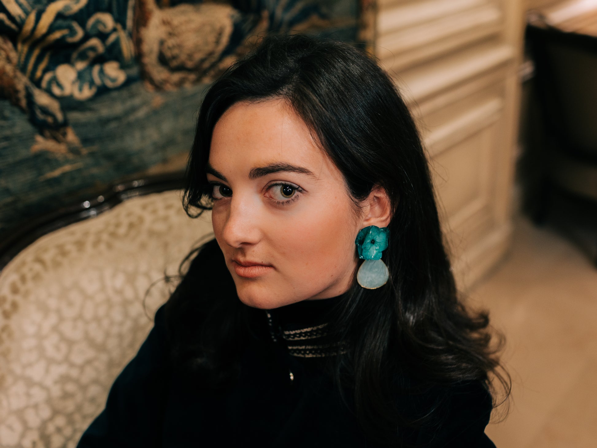 Boucles d’oreilles colorées en fleurs cristallisées montée d’une pierre semi-précieuse, personnalisables pour oreilles percées ou à clips. 
