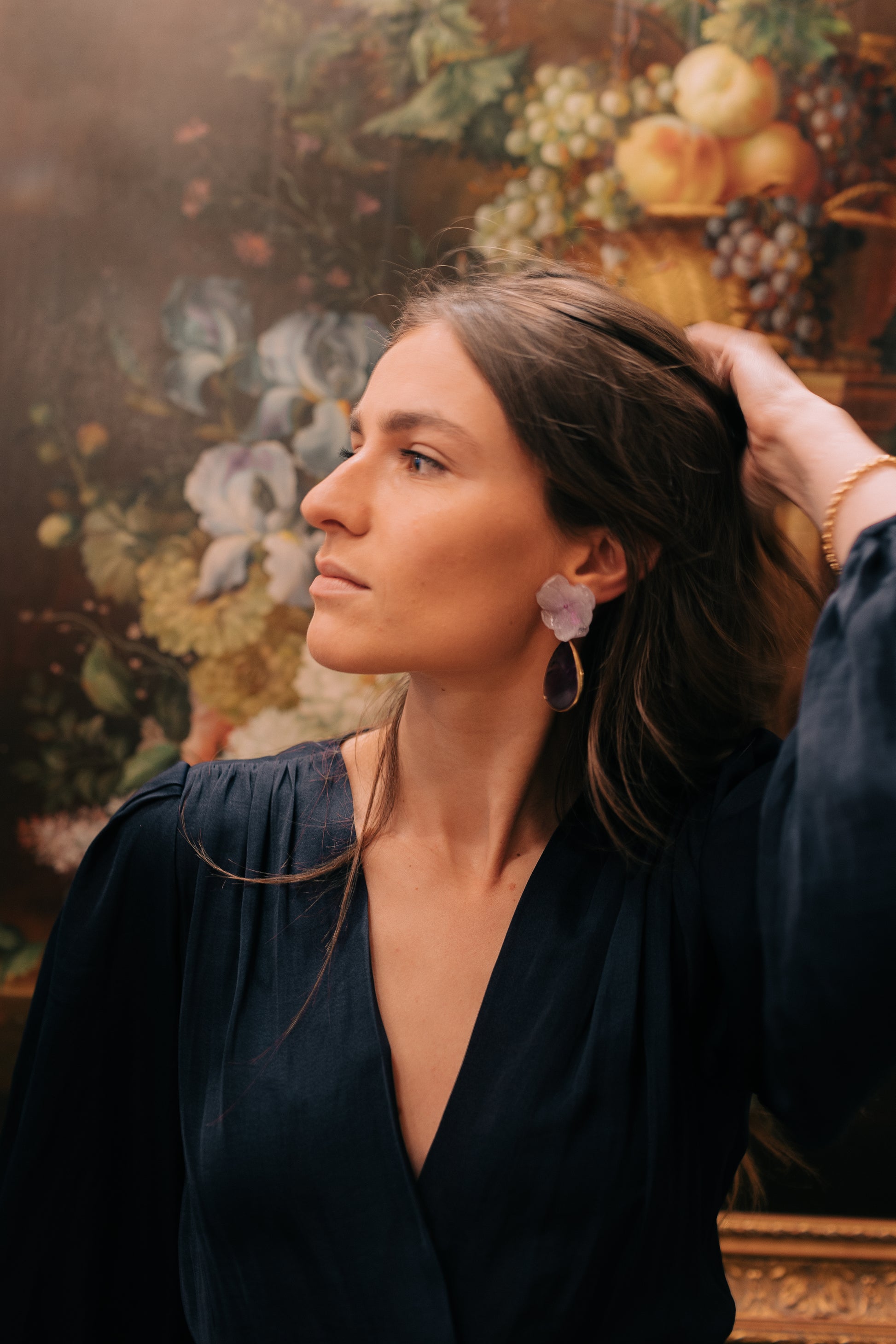 Boucles d’oreilles colorées en fleurs cristallisées montée d’une pierre semi-précieuse, personnalisables pour oreilles percées ou à clips. 
