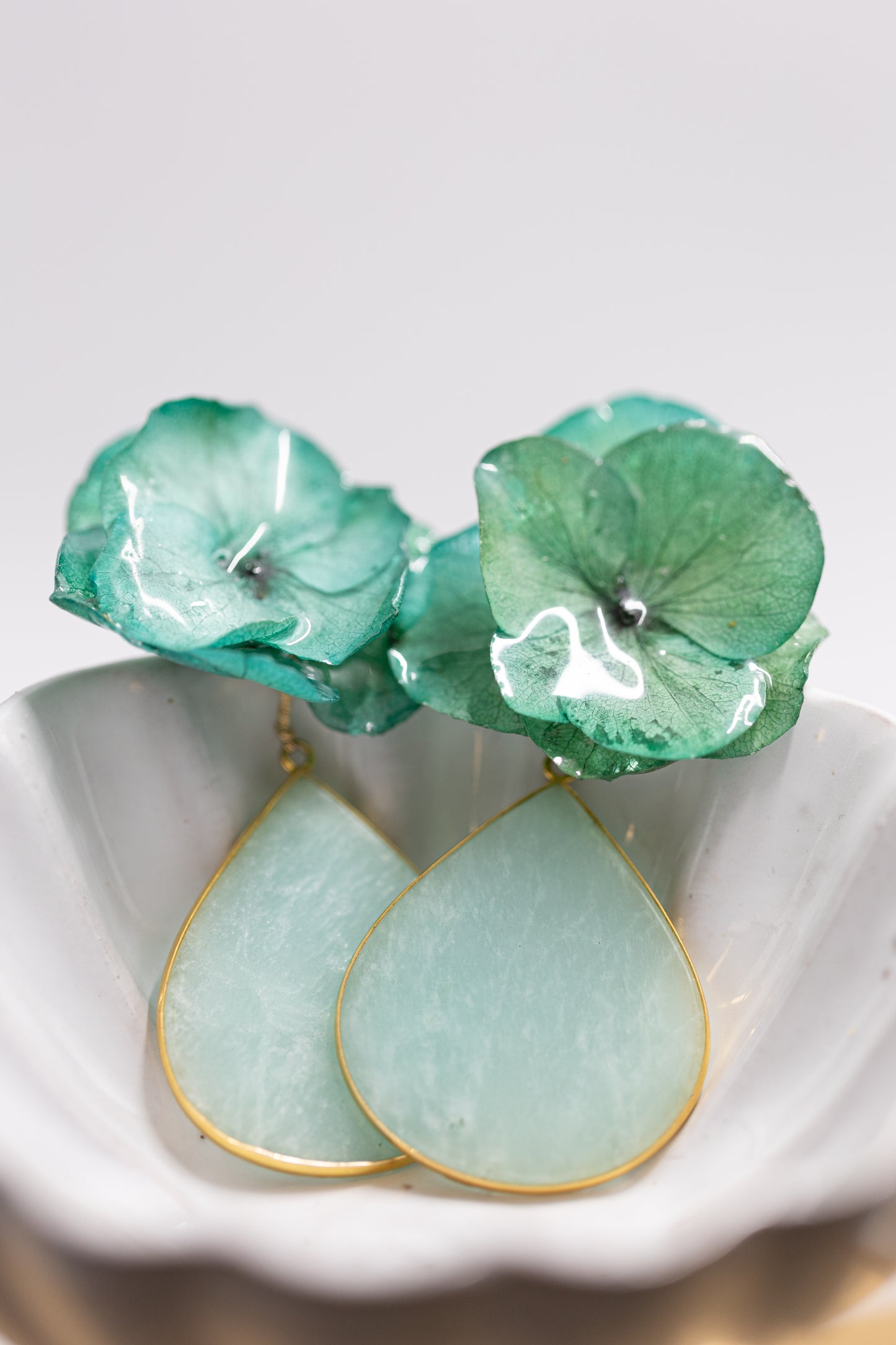Boucles d’oreilles colorées en fleurs cristallisées montée d’une pierre semi-précieuse, personnalisables pour oreilles percées ou à clips. 
