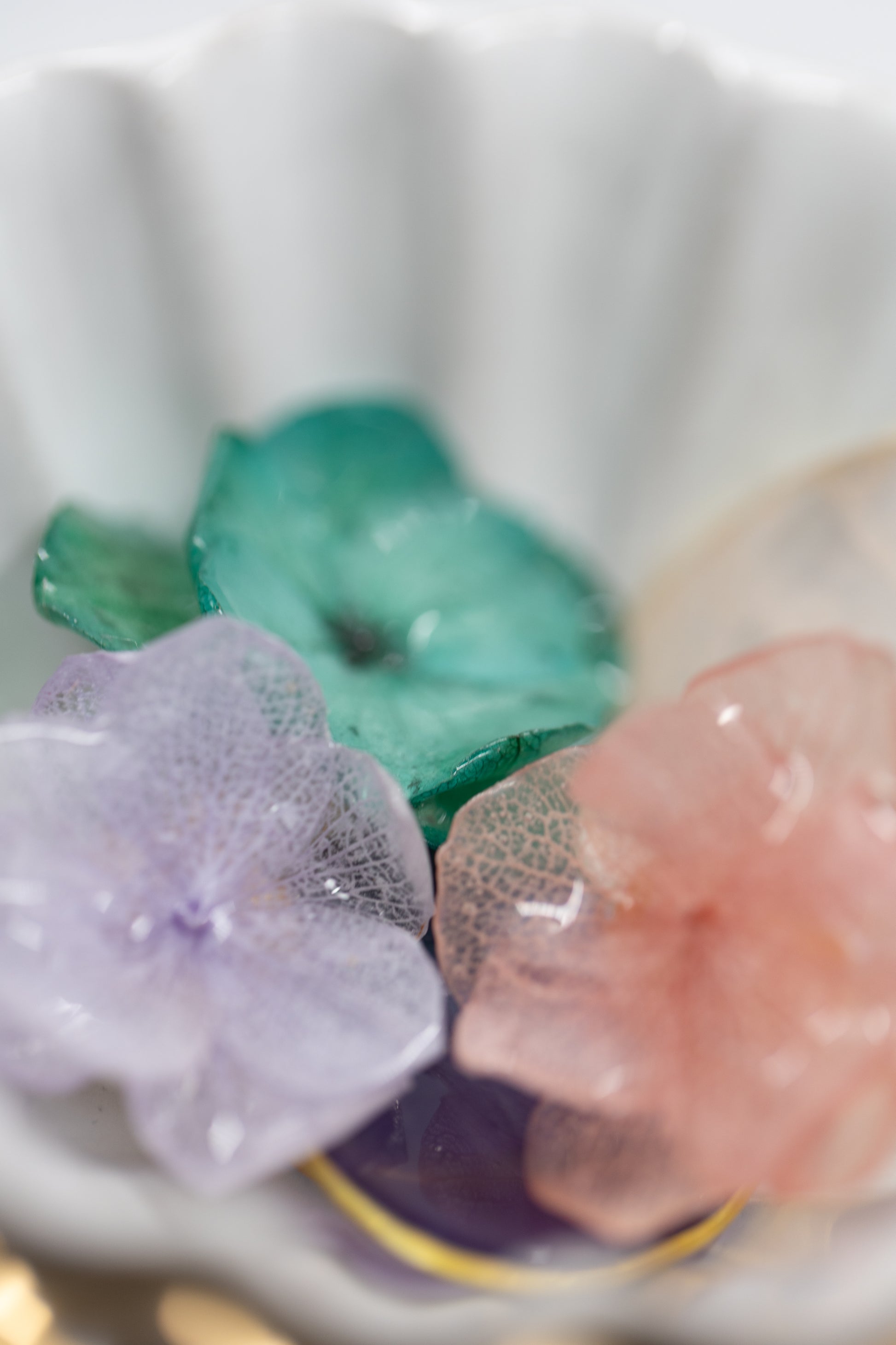 Boucles d’oreilles colorées en fleurs cristallisées montée d’une pierre semi-précieuse, personnalisables pour oreilles percées ou à clips. 
