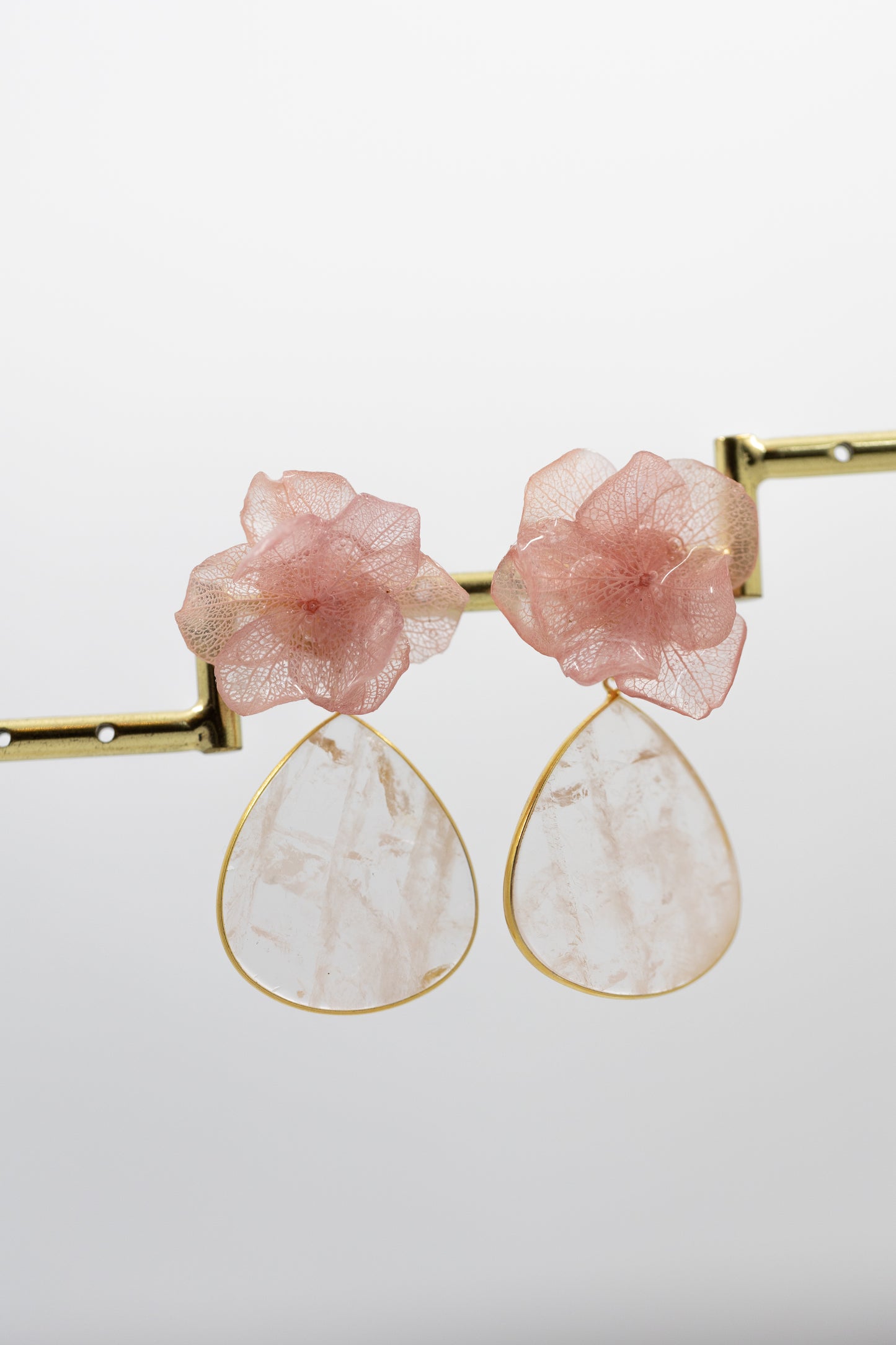 Boucles d’oreilles colorées en fleurs cristallisées montée d’une pierre semi-précieuse, personnalisables pour oreilles percées ou à clips. 
