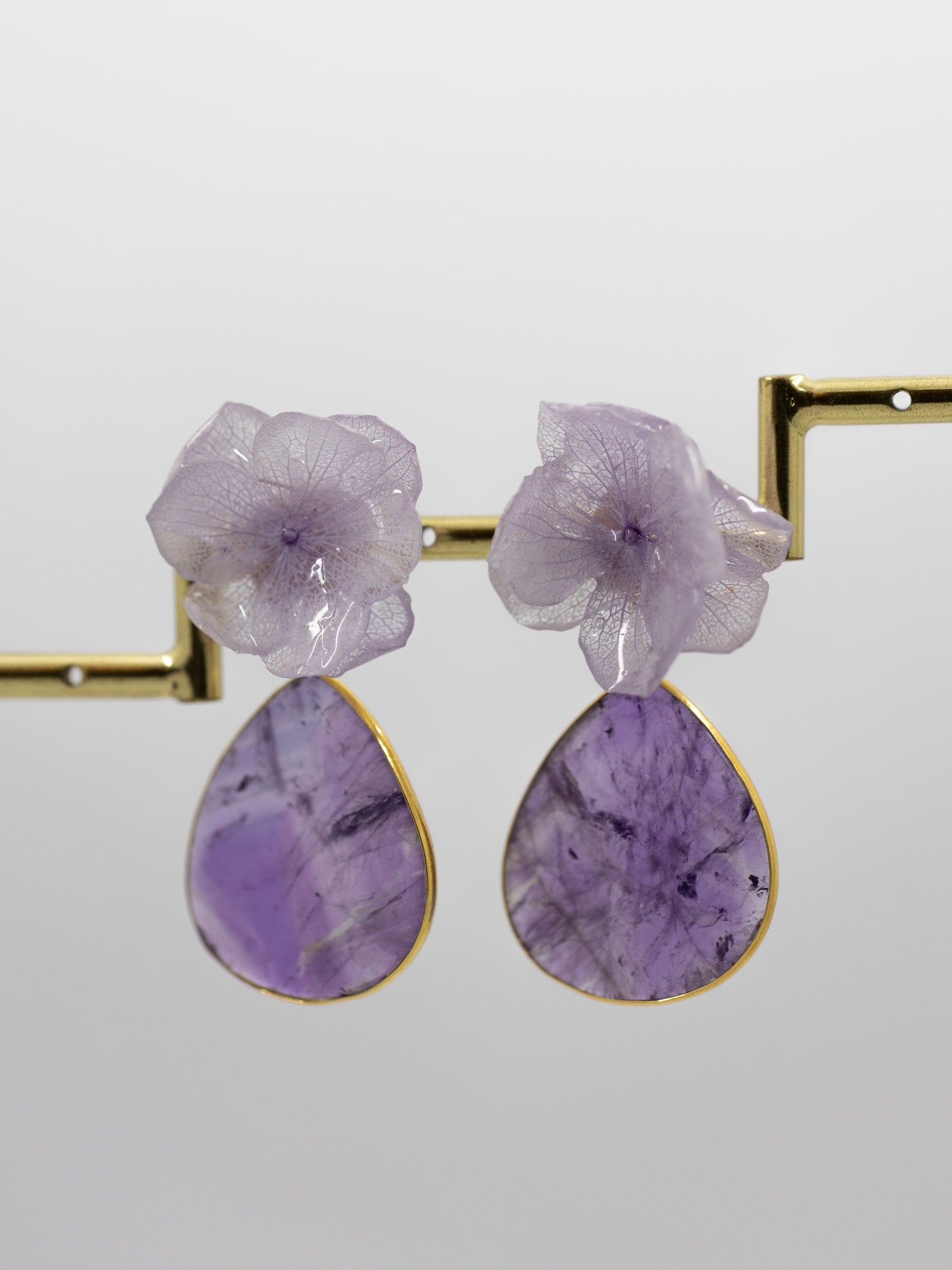 Boucles d’oreilles colorées en fleurs cristallisées montée d’une pierre semi-précieuse, personnalisables pour oreilles percées ou à clips. 
