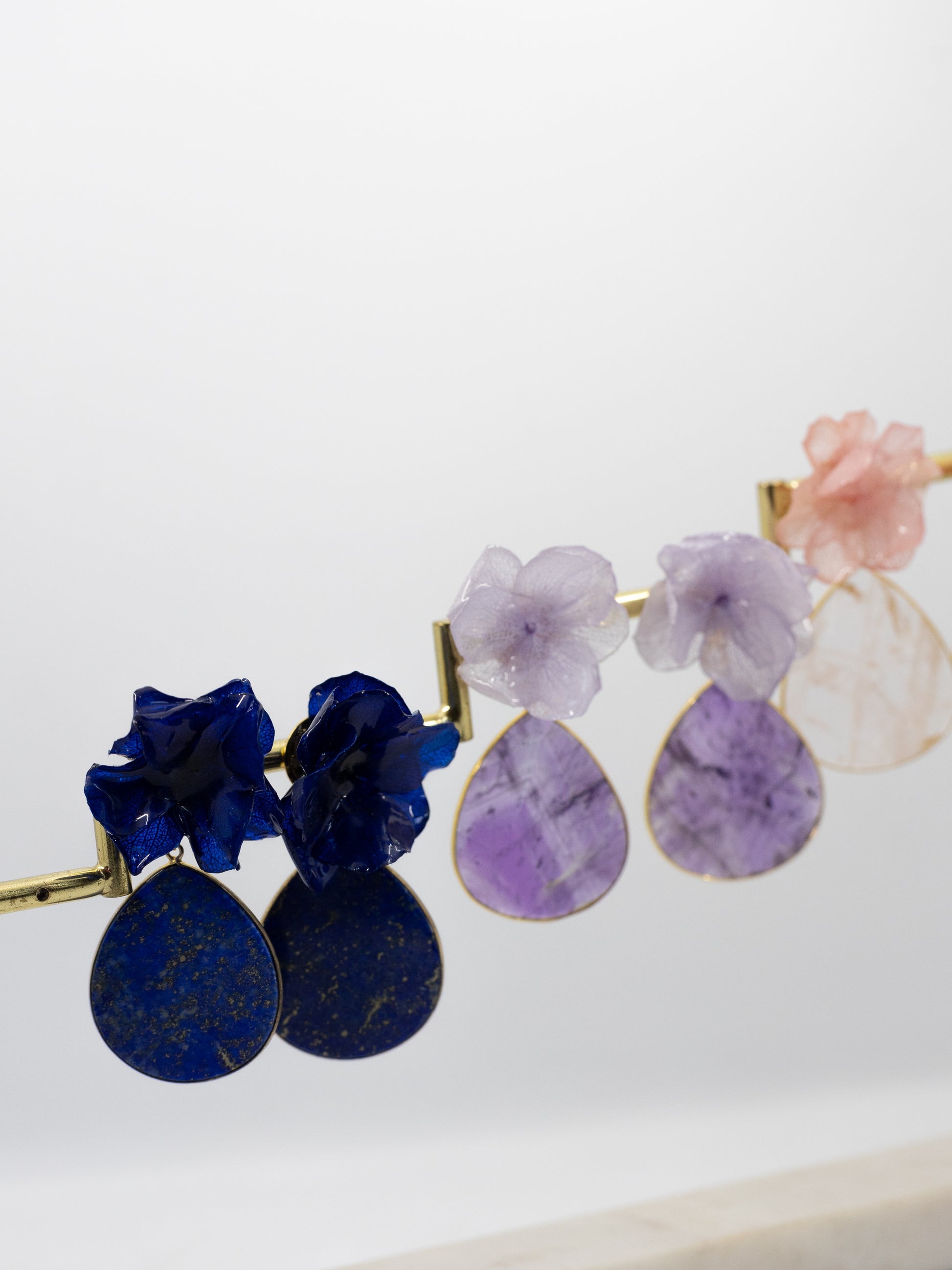 Boucles d’oreilles colorées en fleurs cristallisées montée d’une pierre semi-précieuse, personnalisables pour oreilles percées ou à clips. 
