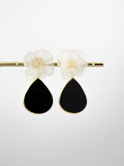 Boucles d’oreilles colorées en fleurs cristallisées montée d’une pierre semi-précieuse, personnalisables pour oreilles percées ou à clips. 
