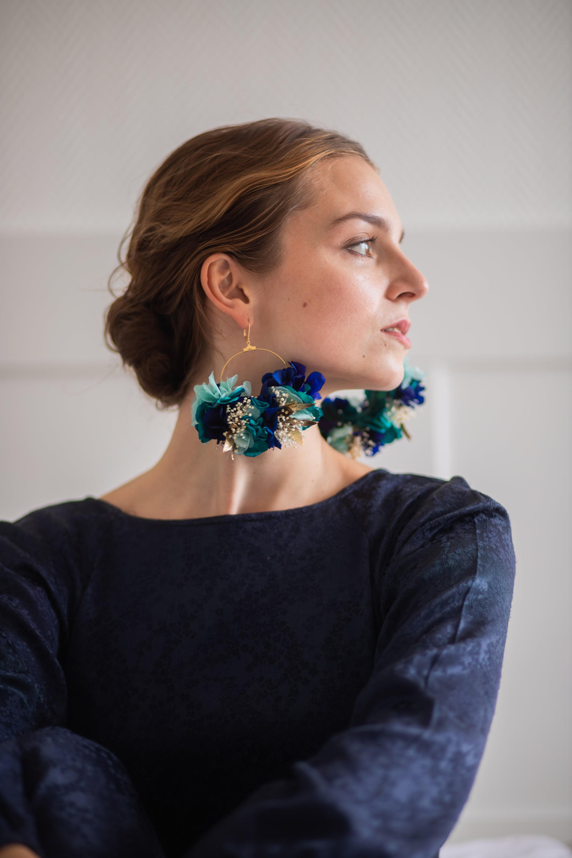 Boucles d’oreilles colorées en fleurs stabilisées ,personnalisables pour oreilles percées ou à clips.
