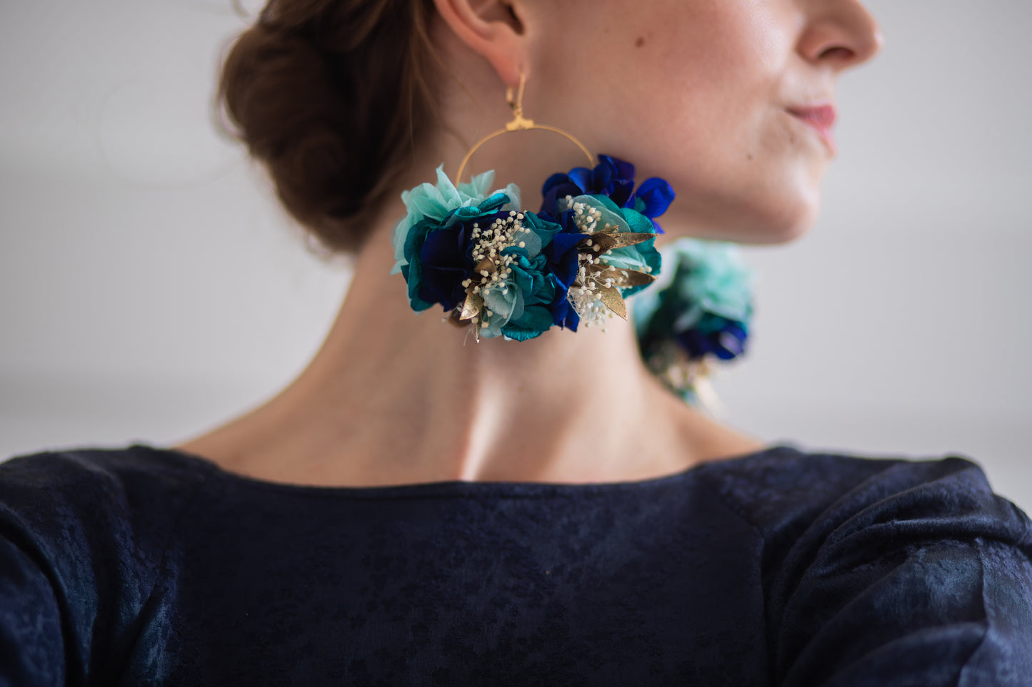 Boucles d’oreilles colorées en fleurs stabilisées ,personnalisables pour oreilles percées ou à clips.
