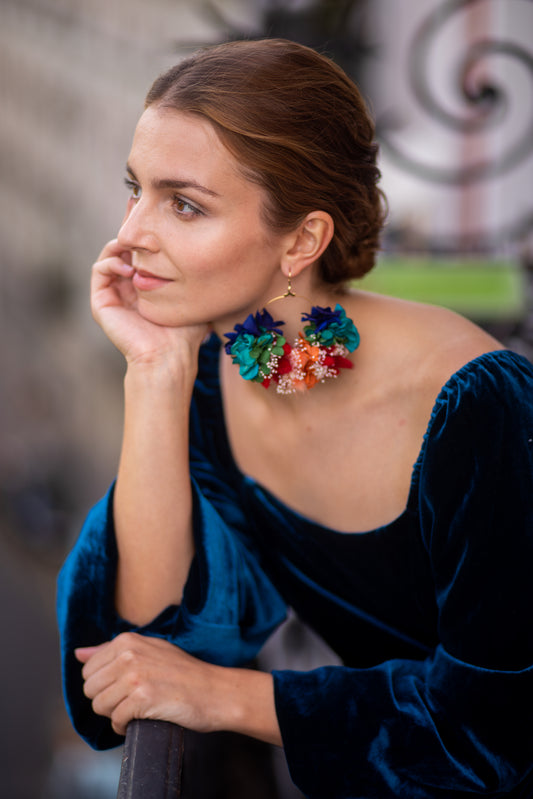 Boucles d’oreilles colorées en fleurs stabilisées ,personnalisables pour oreilles percées ou à clips.
