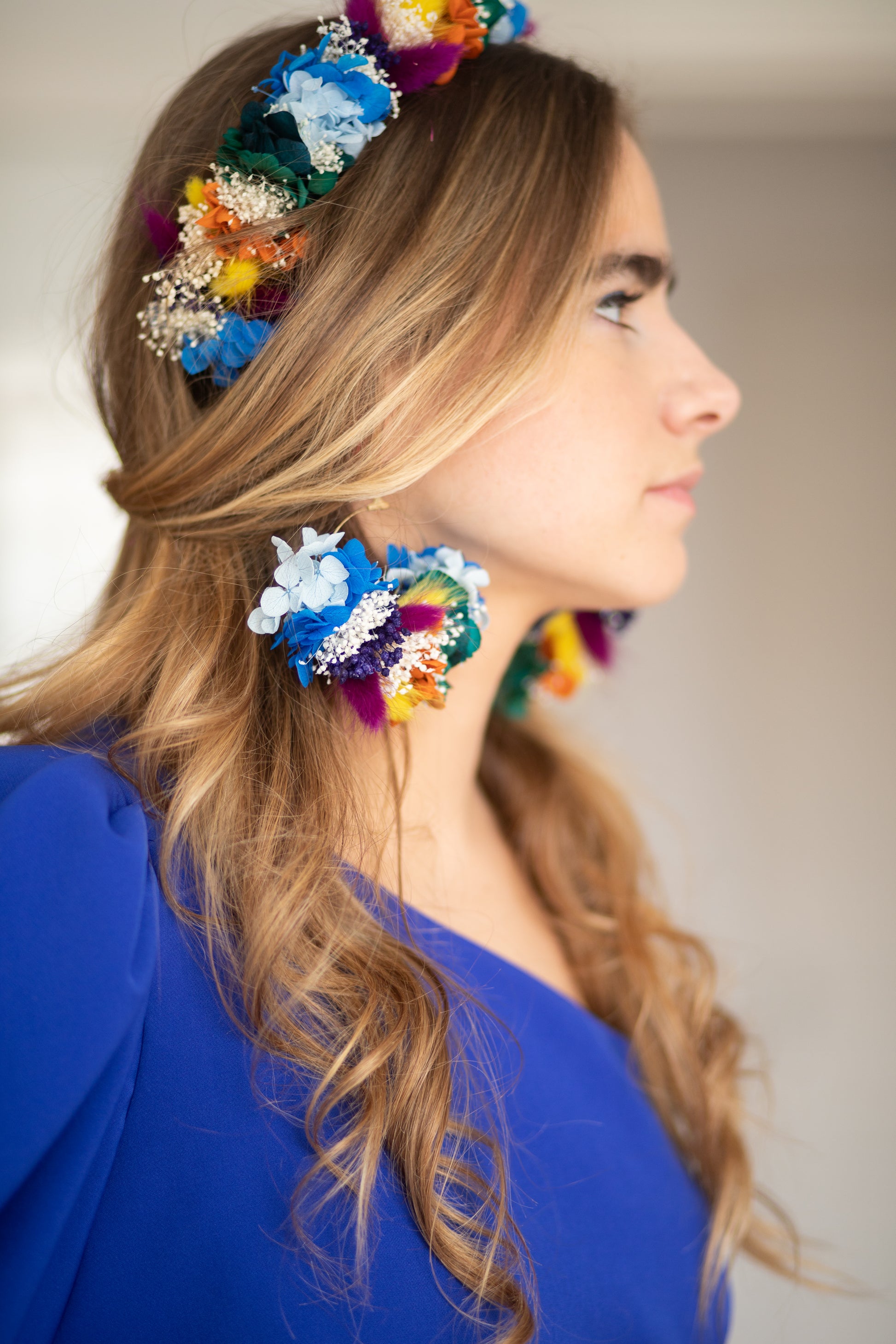 Boucles d’oreilles colorées en fleurs stabilisées pour oreilles percées ou clips.