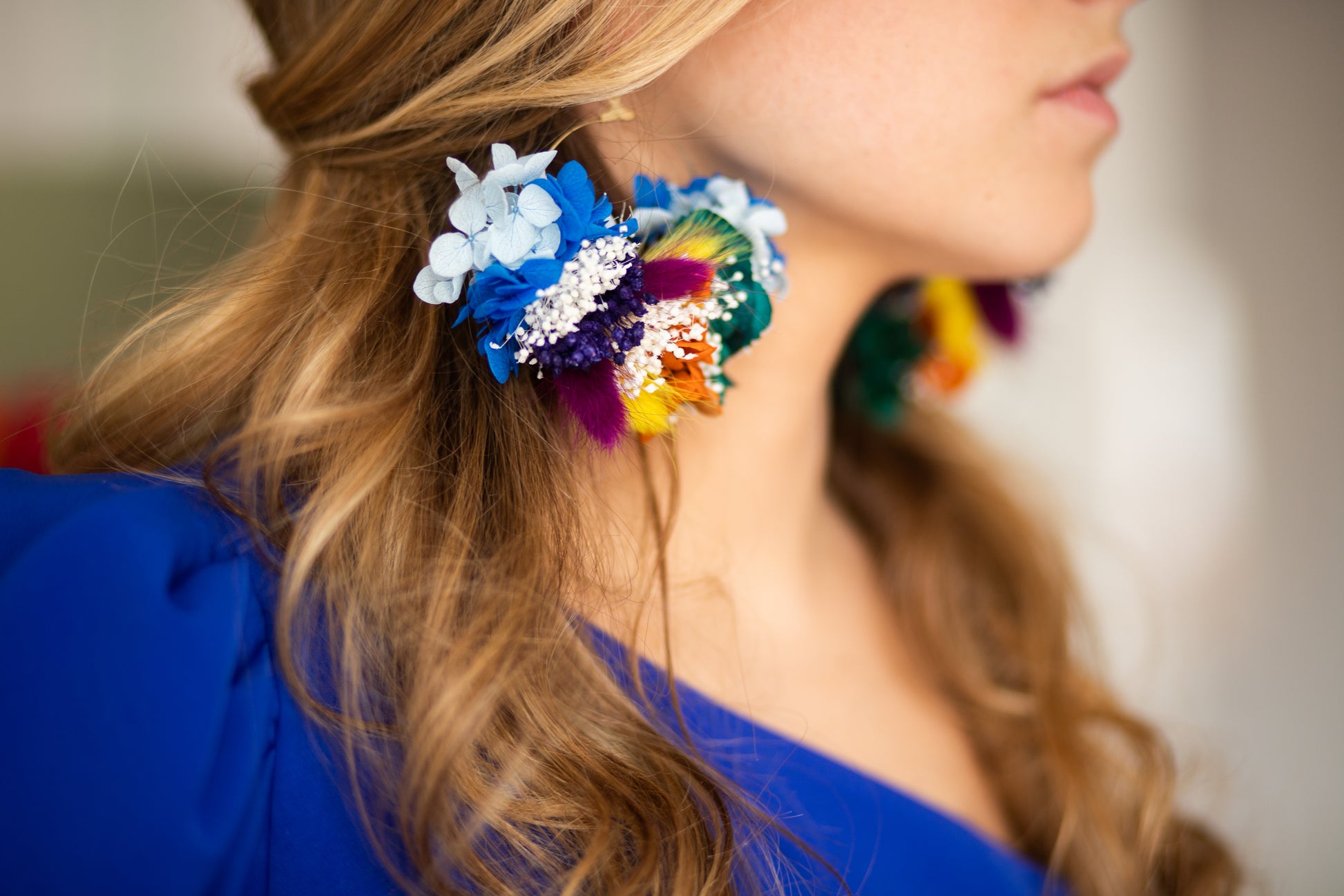 Boucles d’oreilles colorées en fleurs stabilisées pour oreilles percées ou clips.
