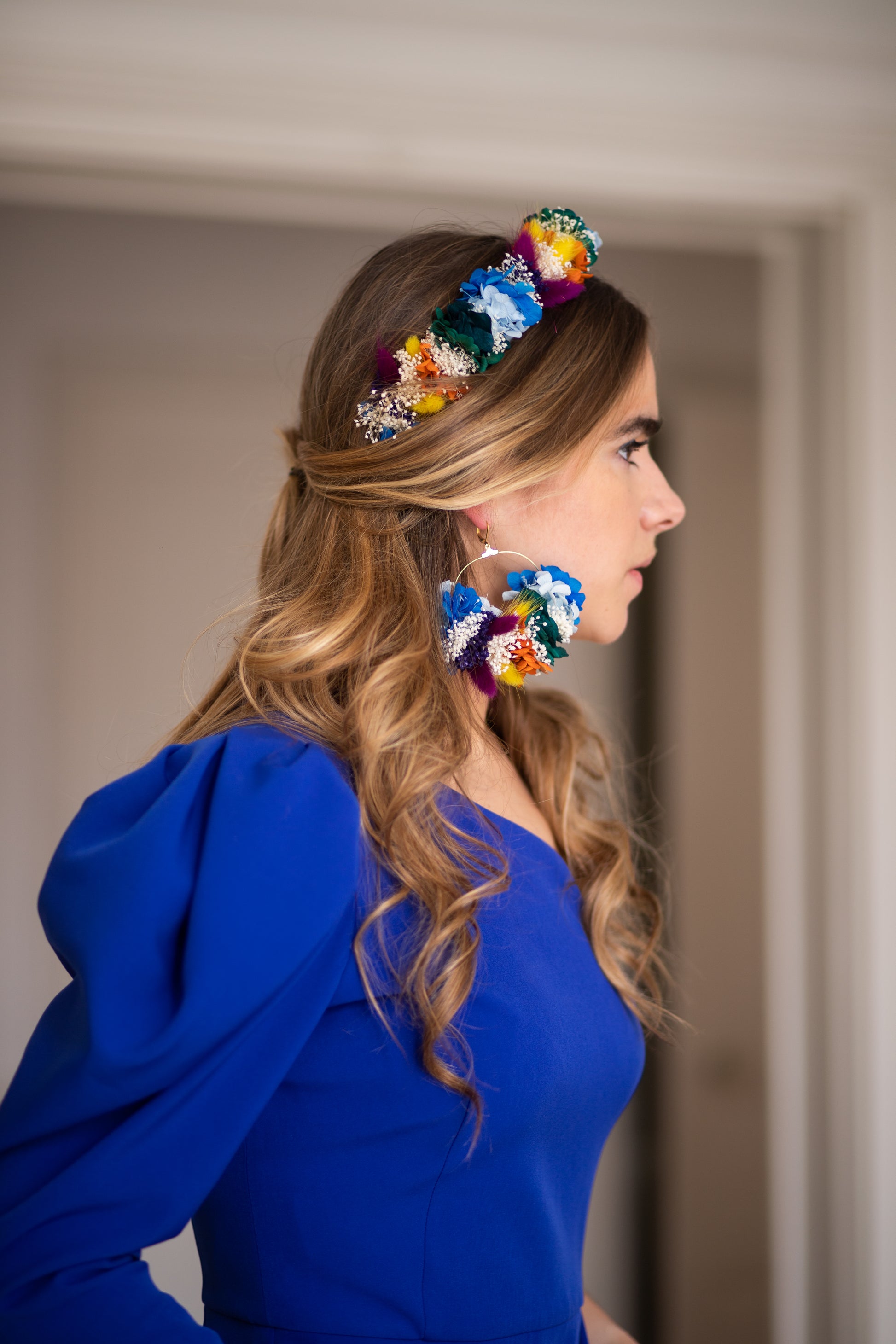 Boucles d’oreilles colorées en fleurs stabilisées pour oreilles percées ou clips.
