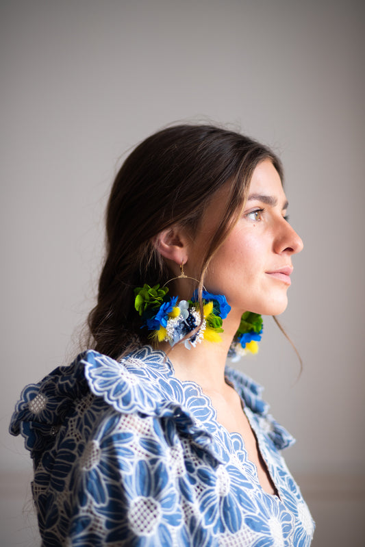 Boucles d’oreilles colorées en fleurs stabilisées ,personnalisables pour oreilles percées ou à clips.