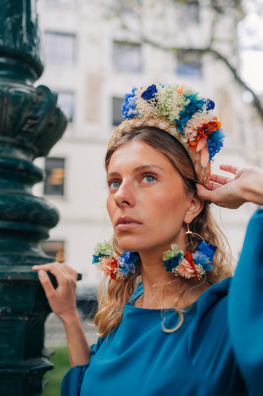 Boucles d’oreilles colorées en fleurs stabilisées, personnalisables pour oreilles percées ou à clips.