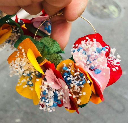 Boucles d’oreilles colorées en fleurs stabilisées ,personnalisables pour oreilles percées ou à clips.
