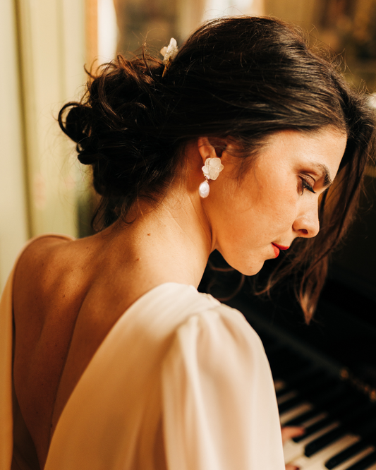 Boucles d’oreilles colorées en fleurs cristallisées et en nacre, personnalisables pour oreilles percées ou à clips. 
